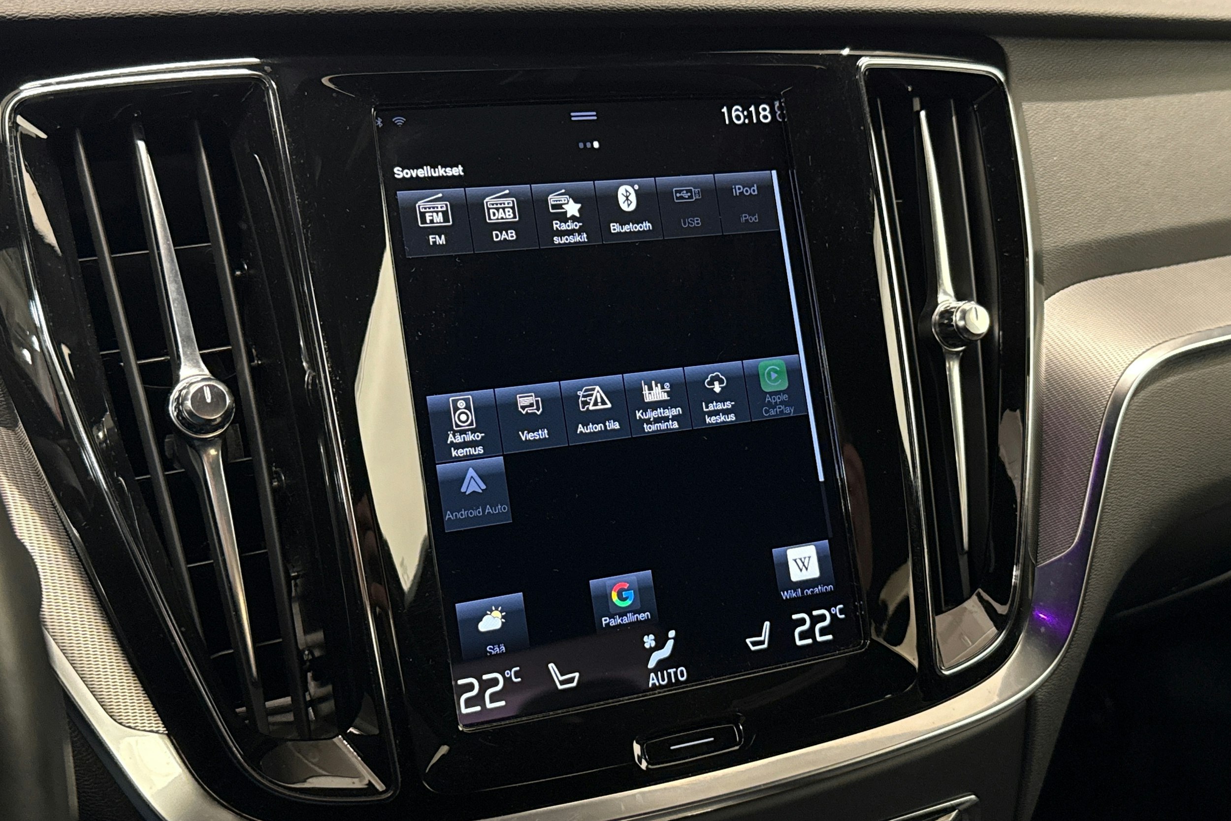 valkoinen Volvo S60 2021 kuva 20.