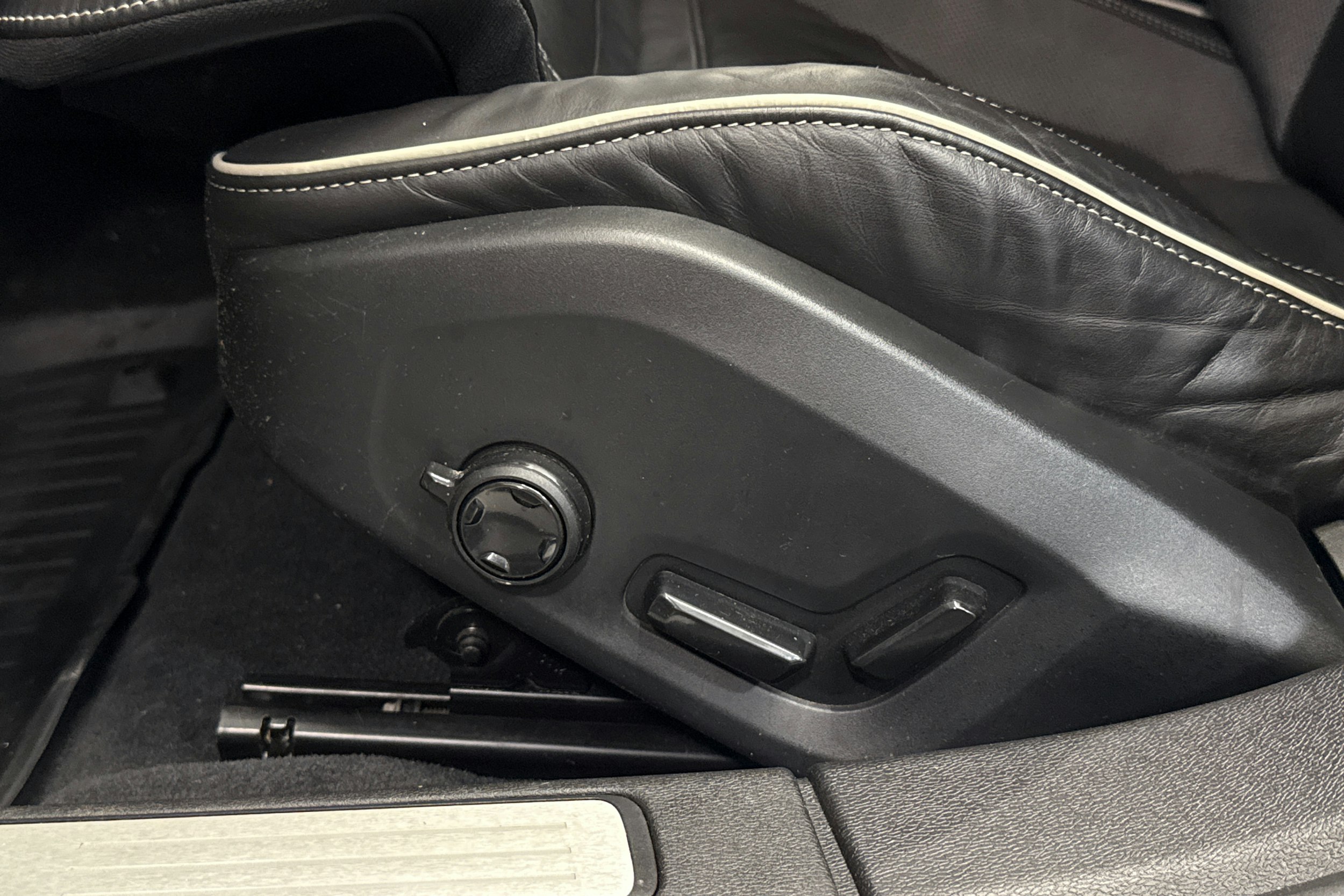 valkoinen Volvo S60 2021 kuva 27.