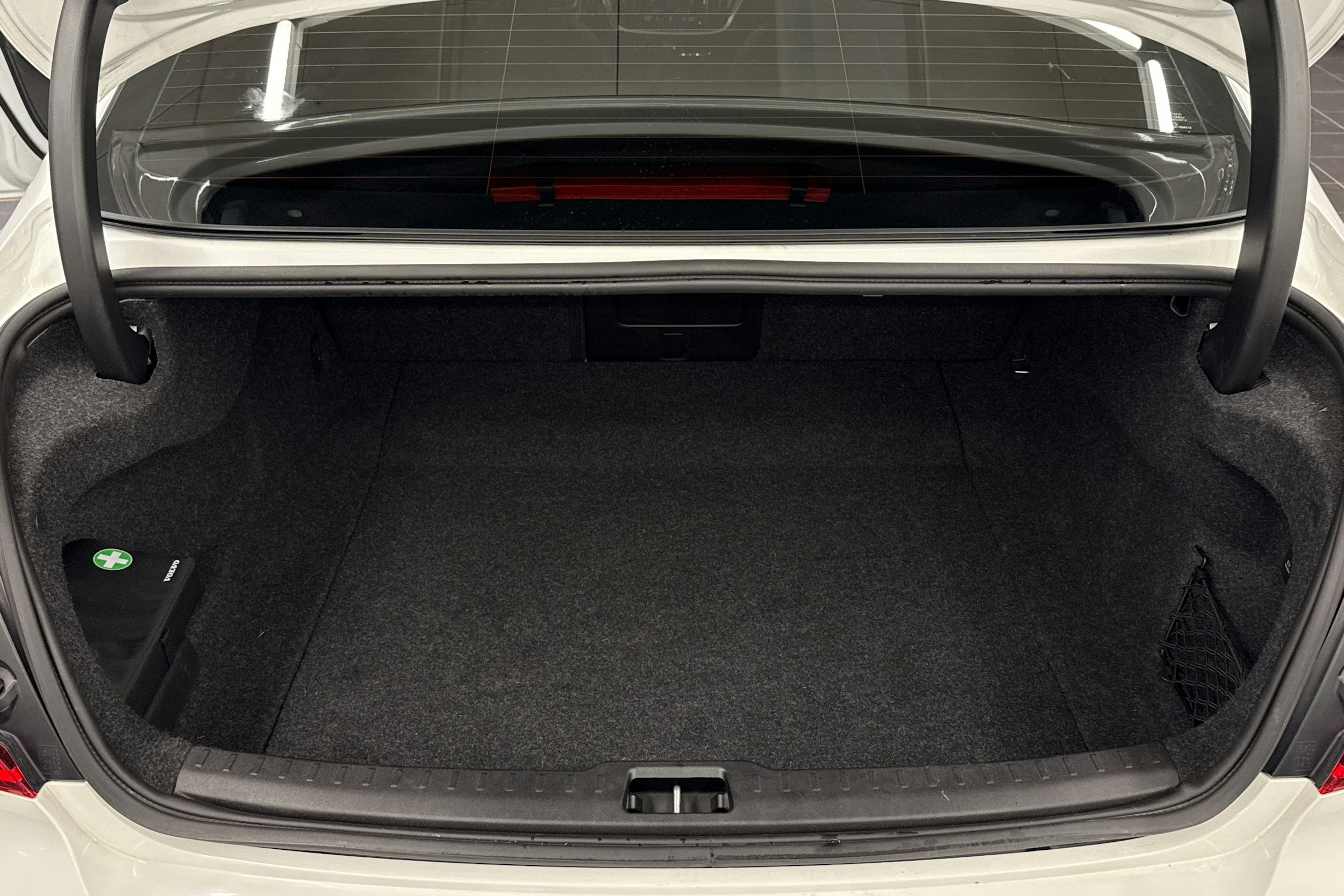 valkoinen Volvo S60 2021 kuva 28.