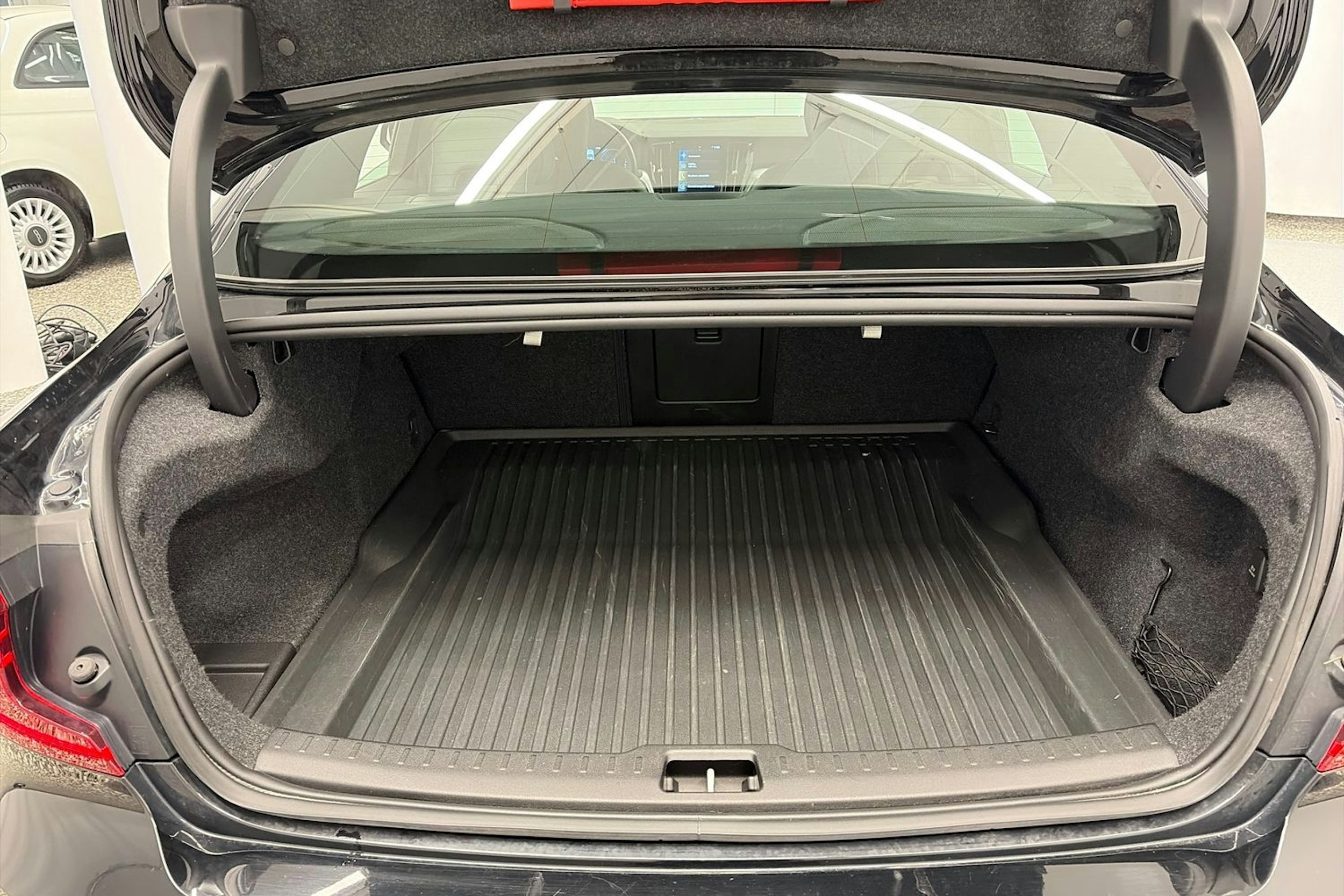 musta Volvo S60 2021 kuva 13.