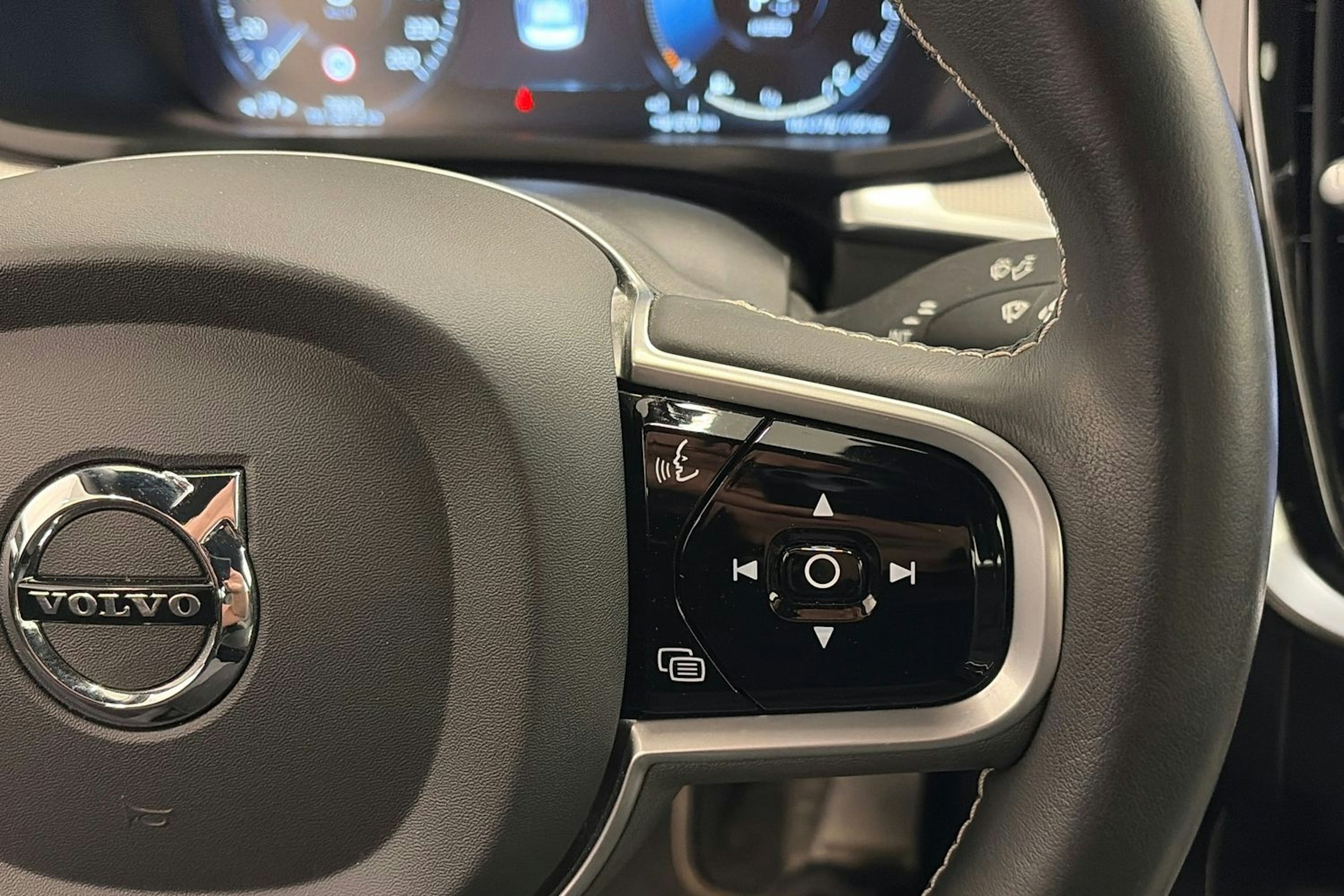 musta Volvo S60 2021 kuva 17.