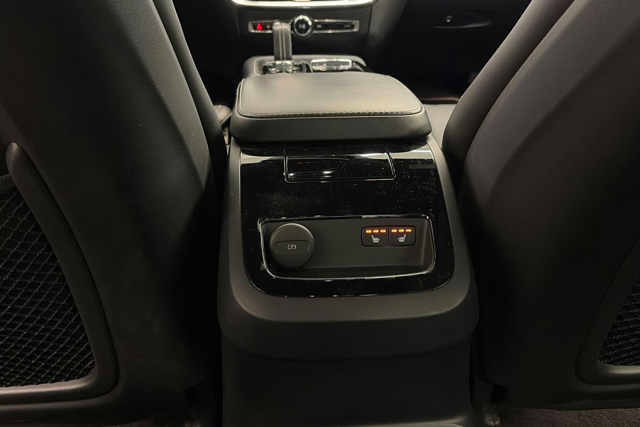 musta Volvo S60 2021 kuva 18.