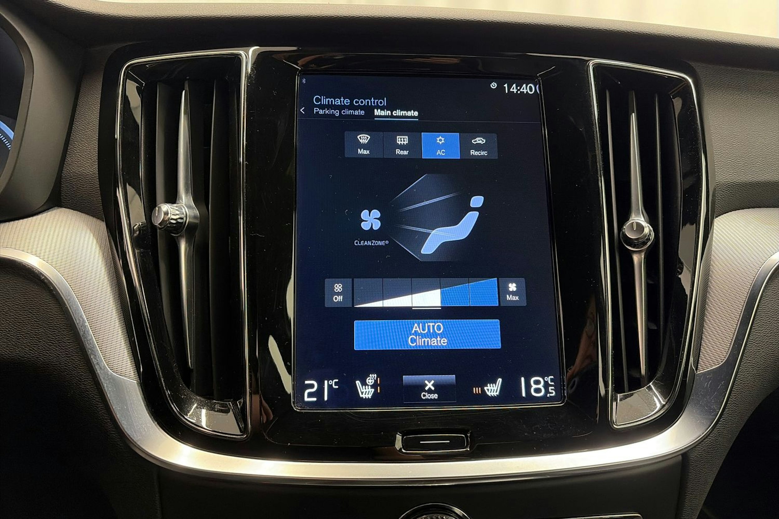 musta Volvo S60 2021 kuva 19.