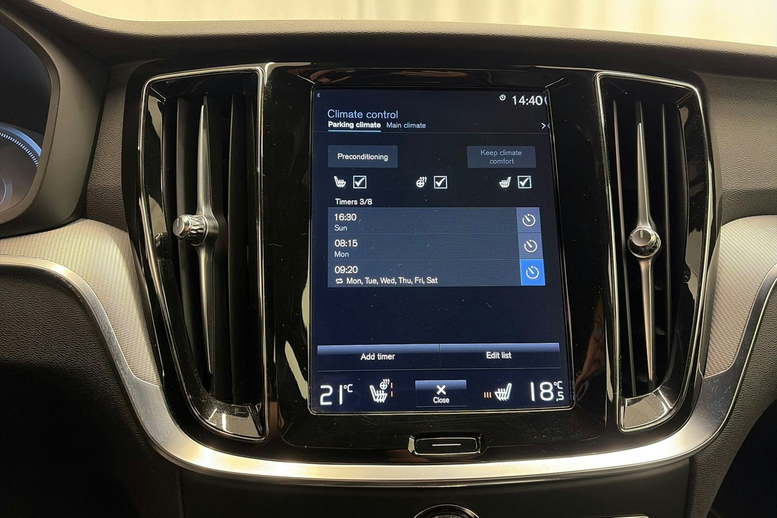 musta Volvo S60 2021 kuva 20.