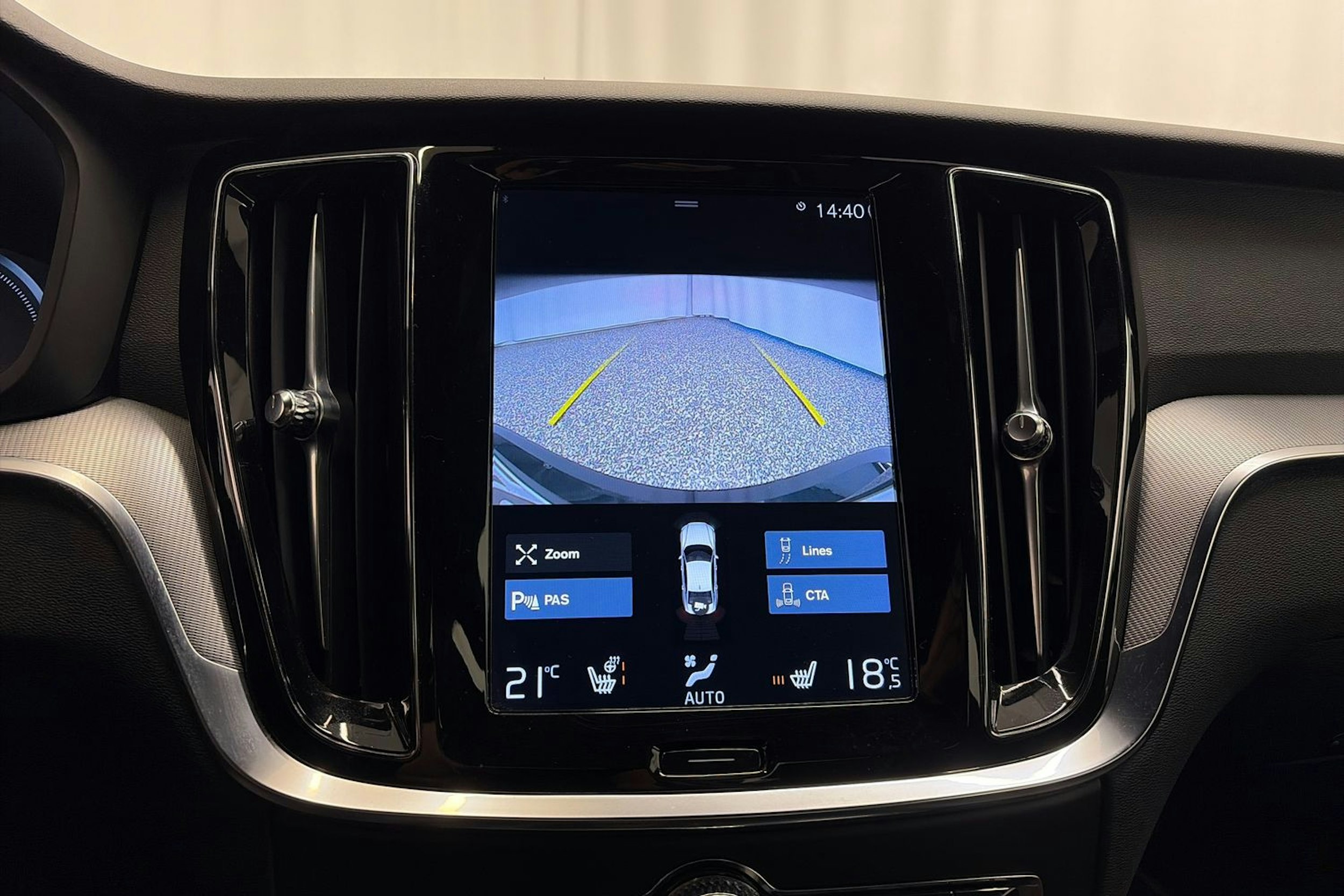 musta Volvo S60 2021 kuva 21.