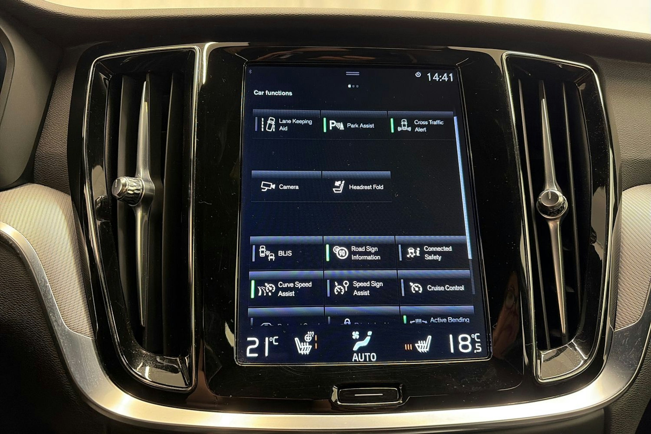 musta Volvo S60 2021 kuva 23.