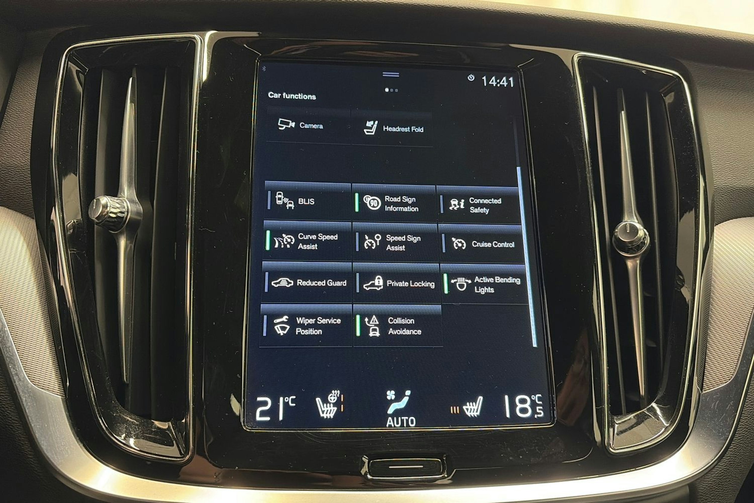 musta Volvo S60 2021 kuva 24.