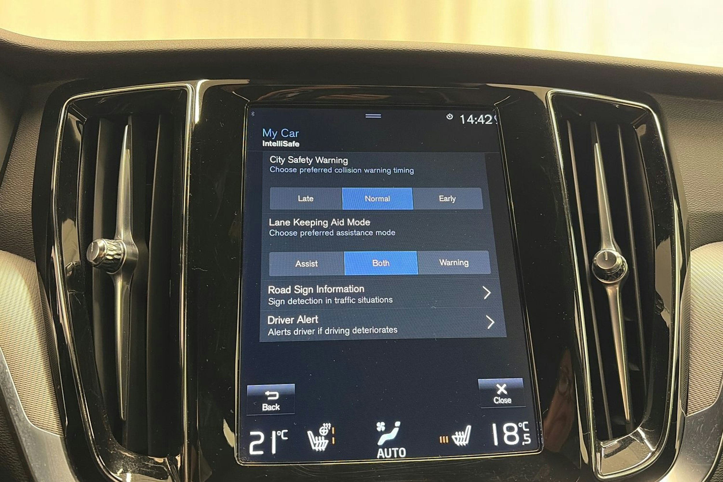 musta Volvo S60 2021 kuva 26.