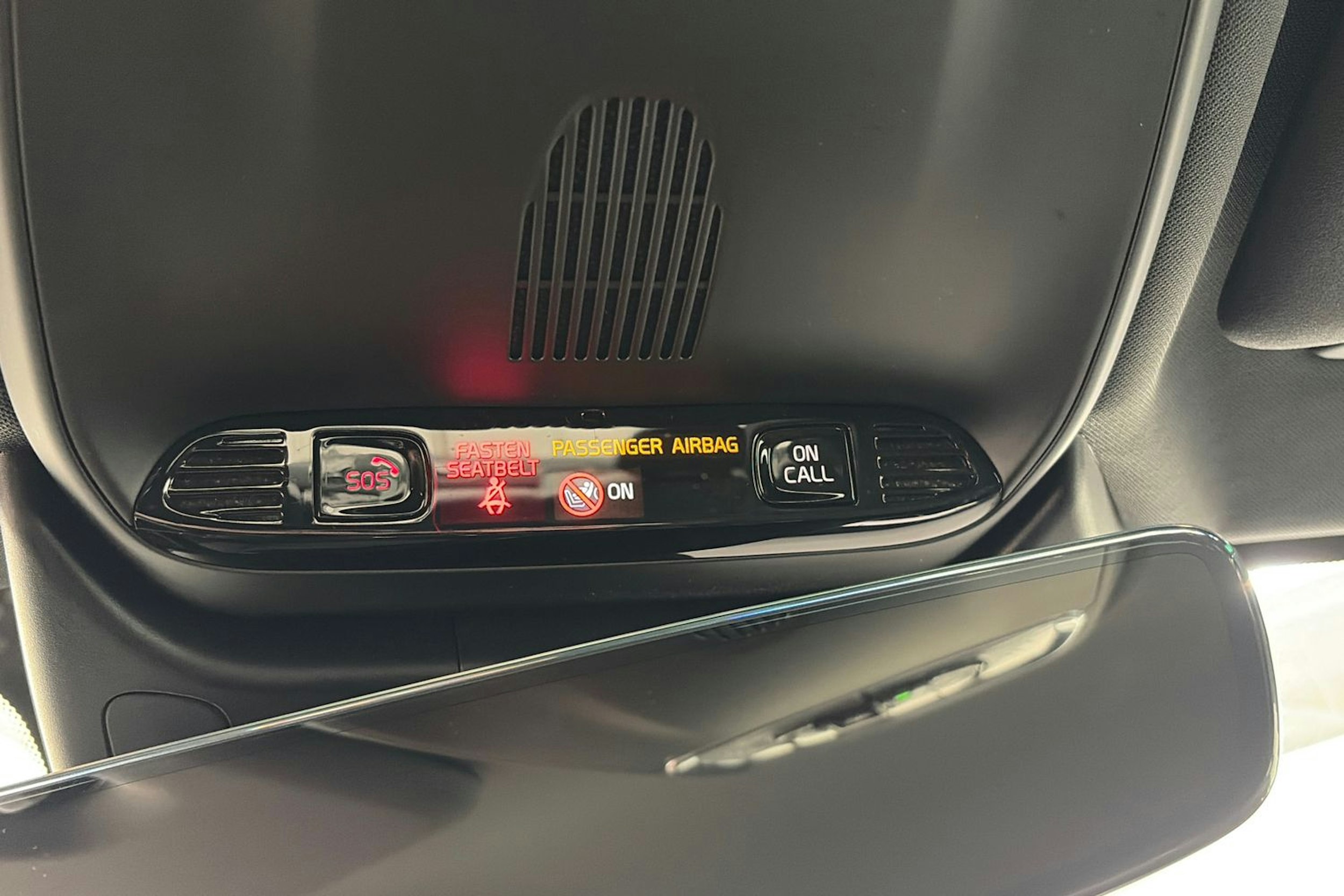 musta Volvo S60 2021 kuva 27.