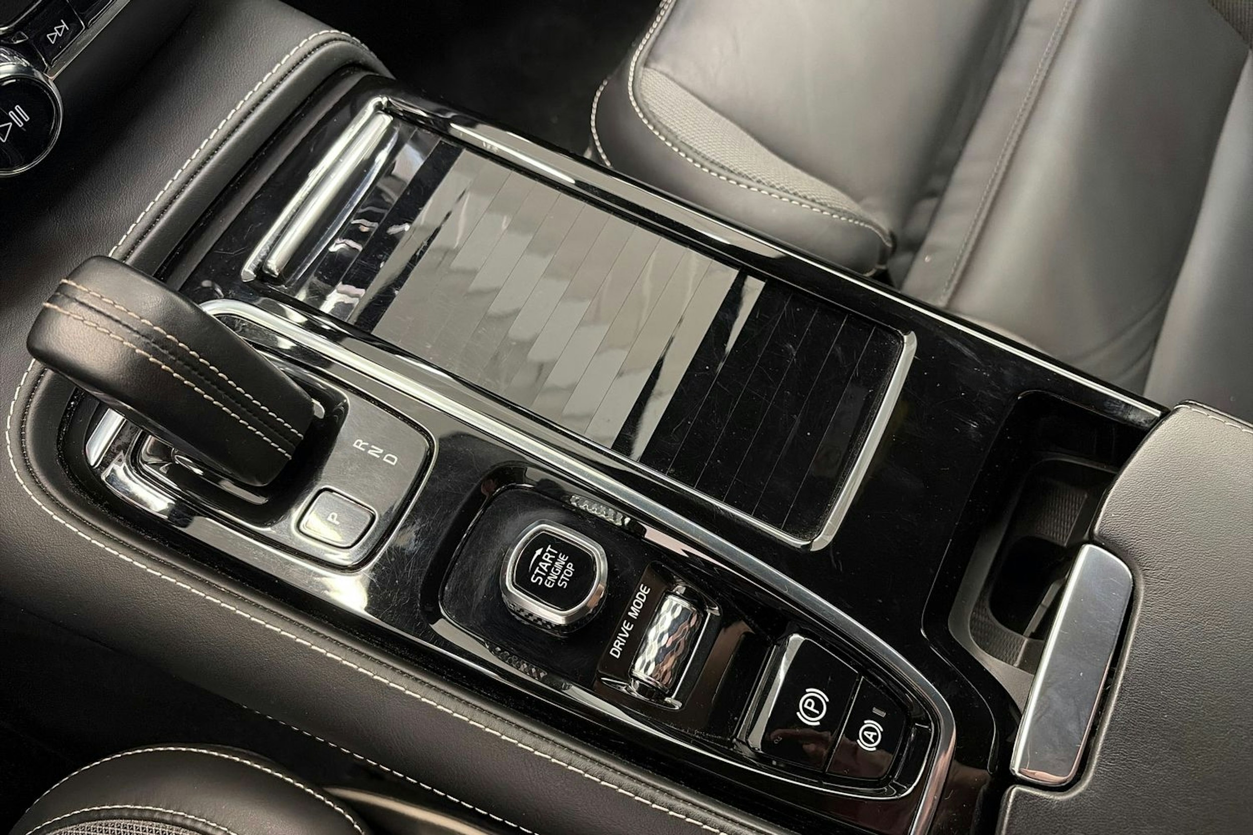 musta Volvo S60 2021 kuva 28.