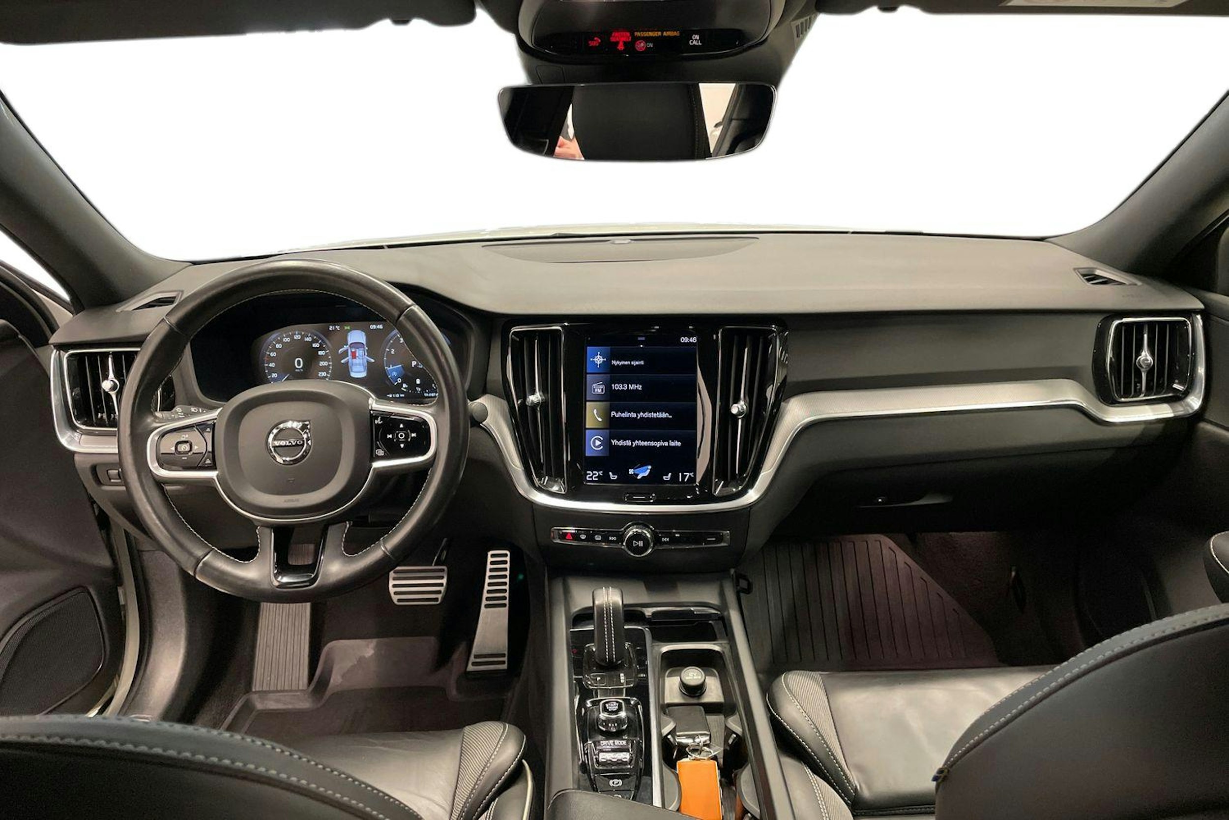 Valkoinen Volvo S60 2021 kuva 7.