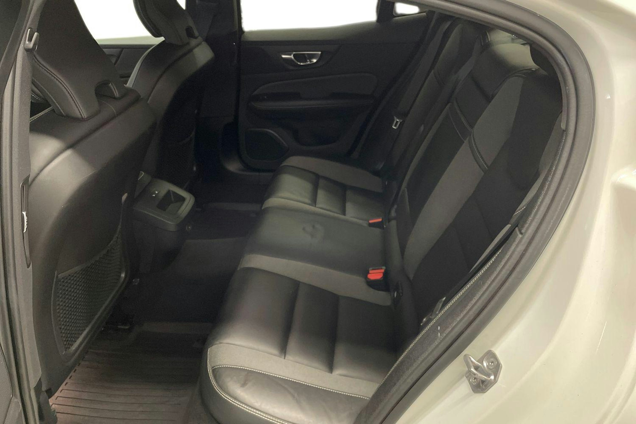 Valkoinen Volvo S60 2021 kuva 8.