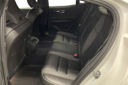 Valkoinen Volvo S60 2021 kuva 8.