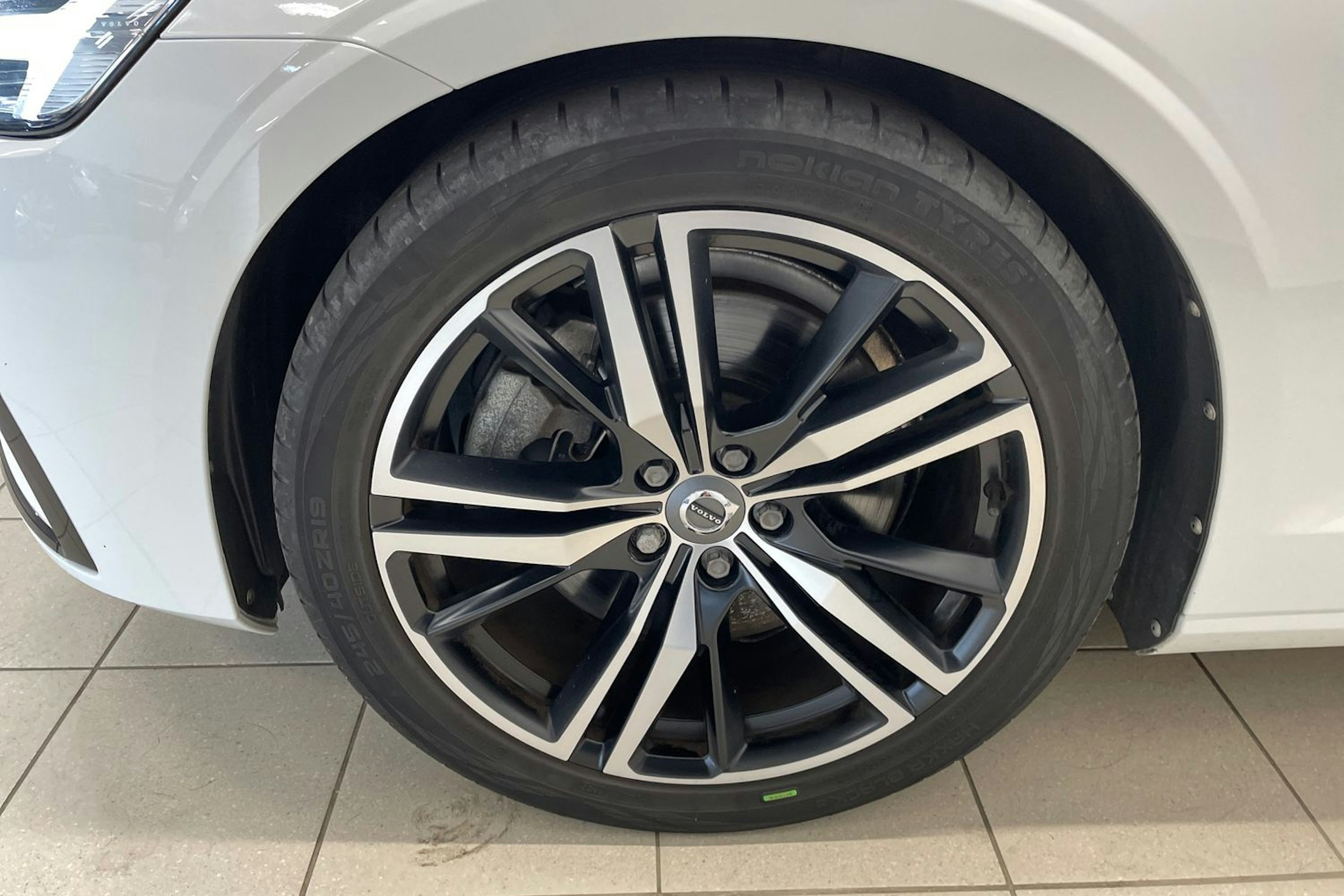 Valkoinen Volvo S60 2021 kuva 9.