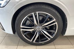 Valkoinen Volvo S60 2021 kuva 9.