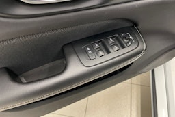 Valkoinen Volvo S60 2021 kuva 17.