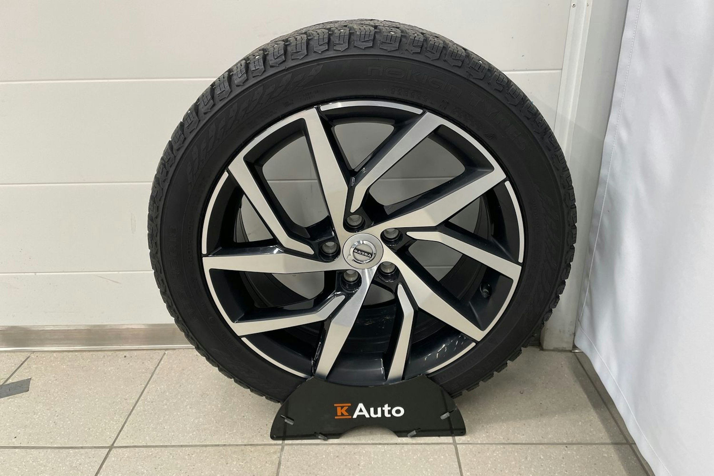 Valkoinen Volvo S60 2021 kuva 20.