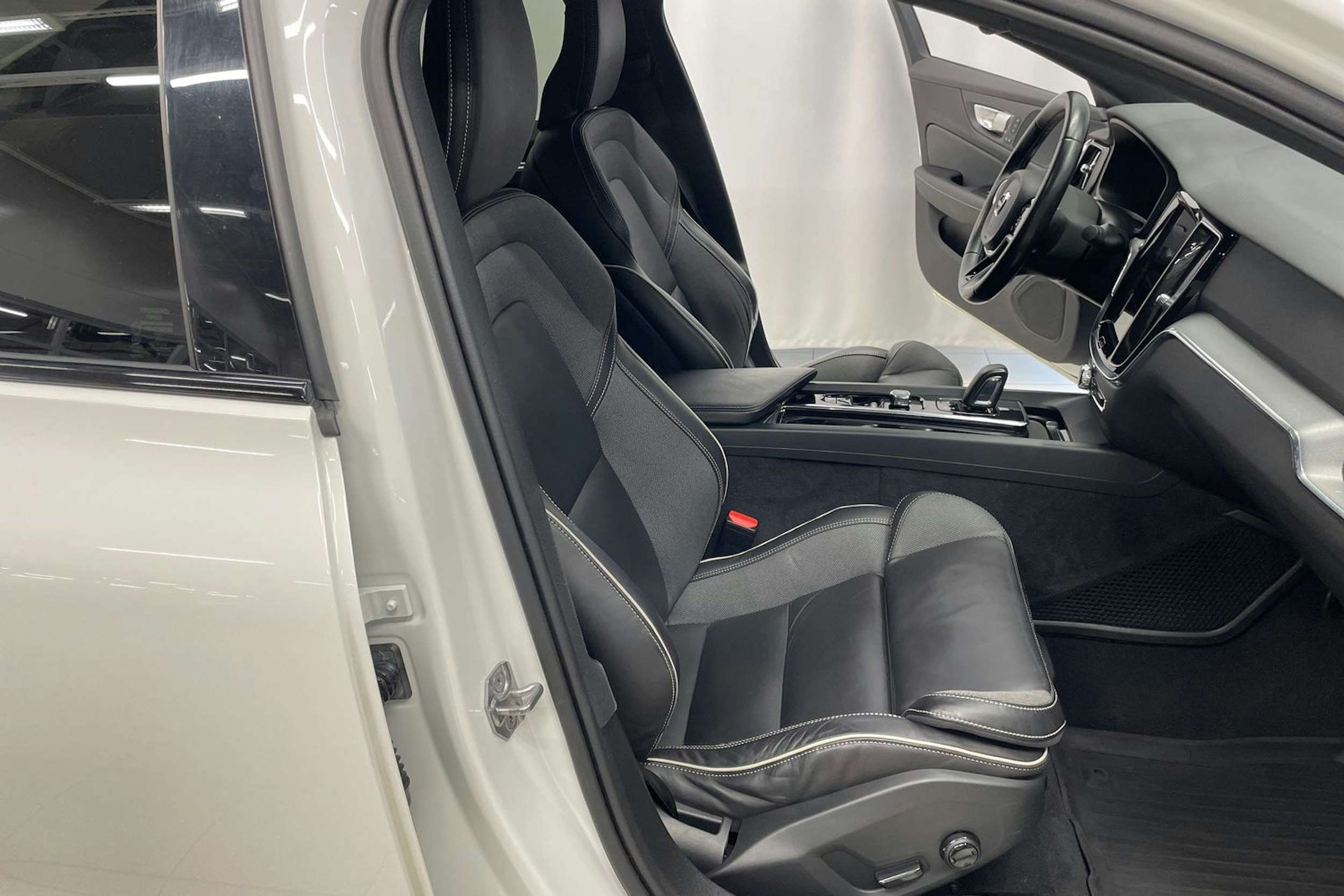 Valkoinen Volvo S60 2021 kuva 25.