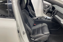 Valkoinen Volvo S60 2021 kuva 25.