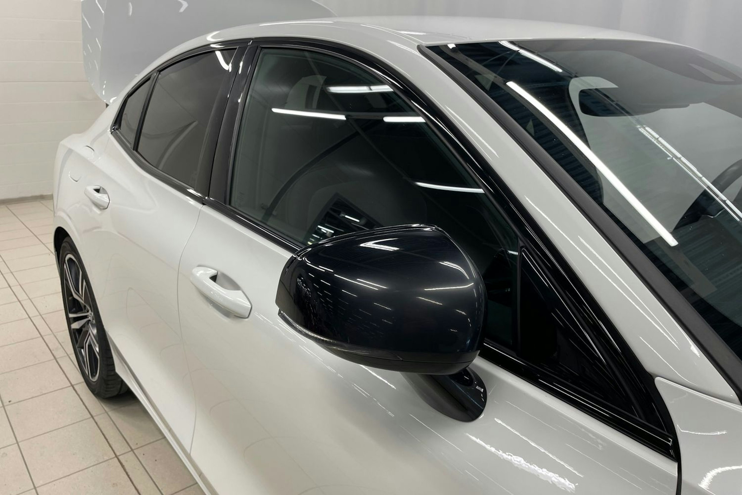 Valkoinen Volvo S60 2021 kuva 26.
