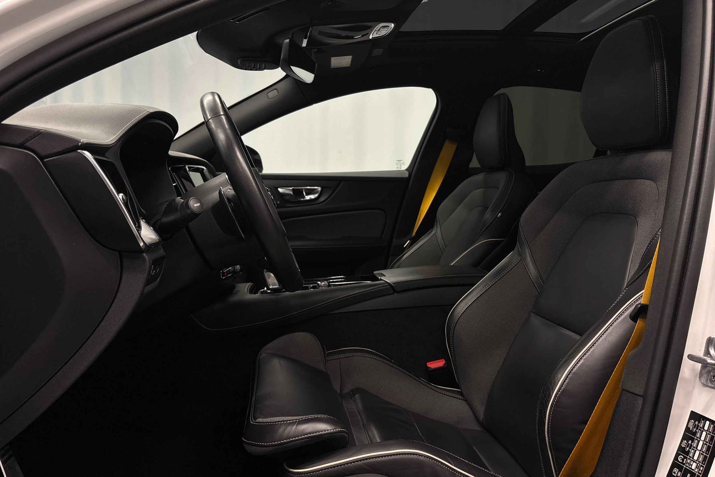 valkoinen Volvo S60 2021 kuva 13.