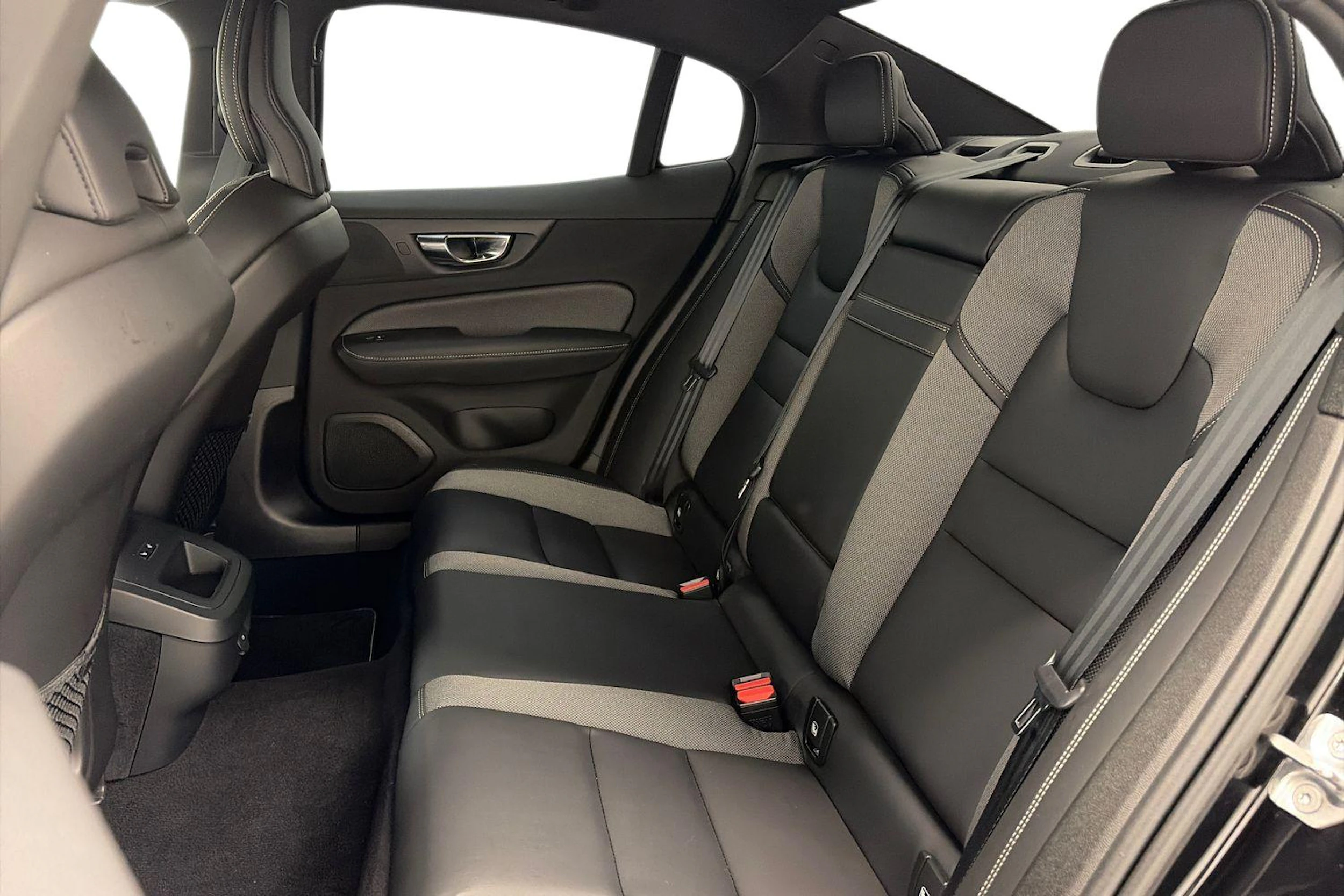 musta Volvo S60 2021 kuva 8.
