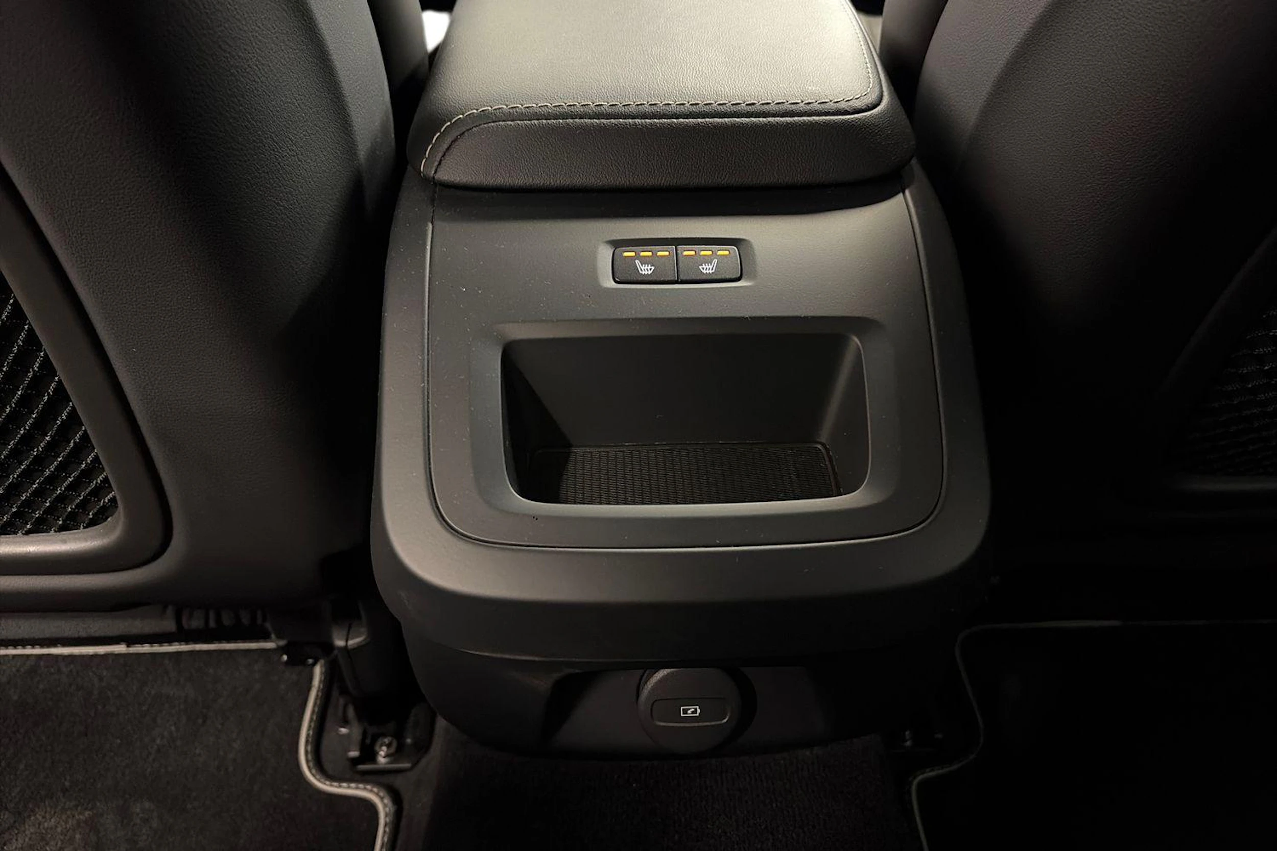 musta Volvo S60 2021 kuva 9.