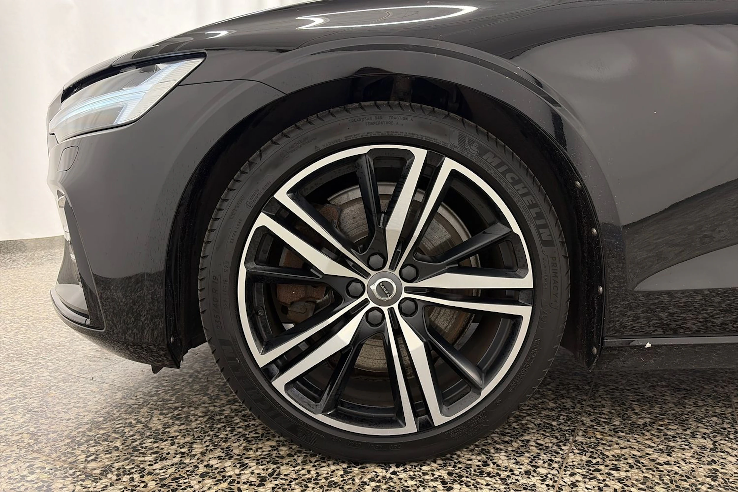 musta Volvo S60 2021 kuva 10.