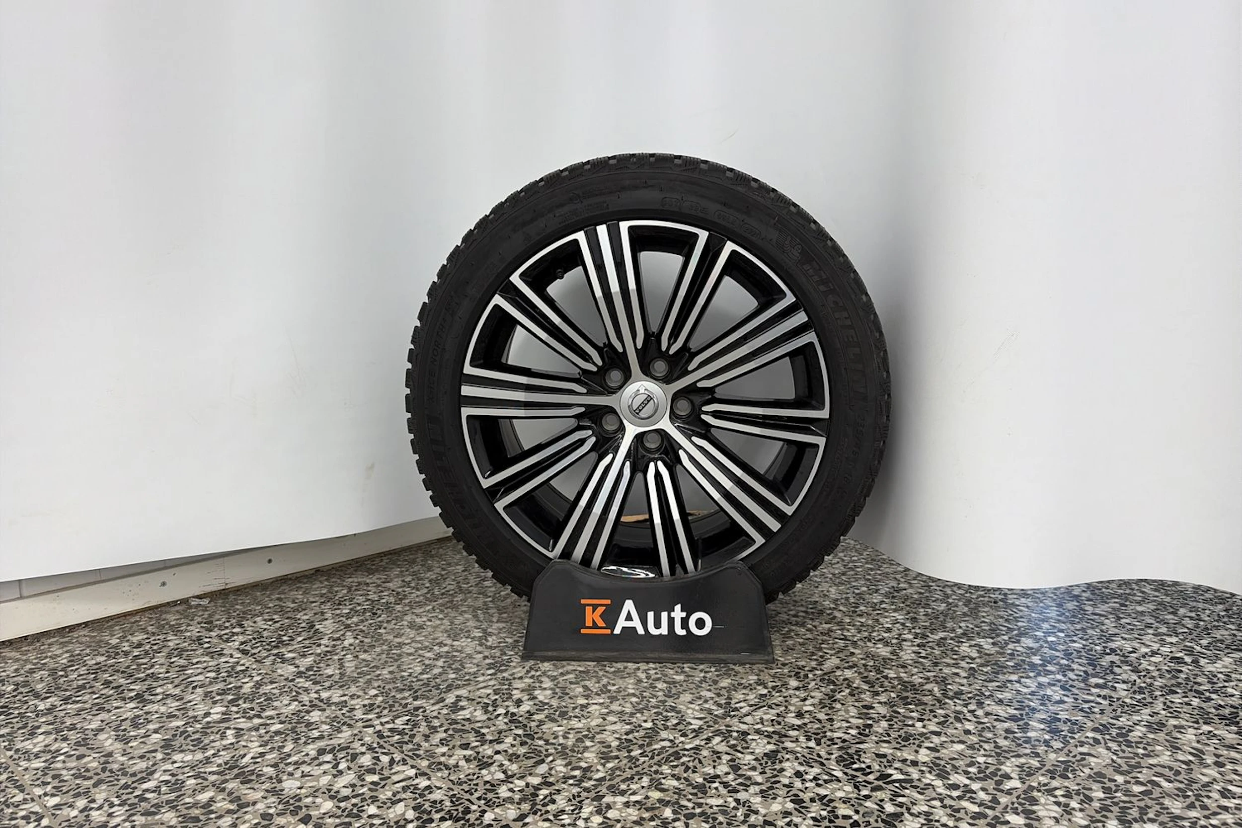musta Volvo S60 2021 kuva 11.