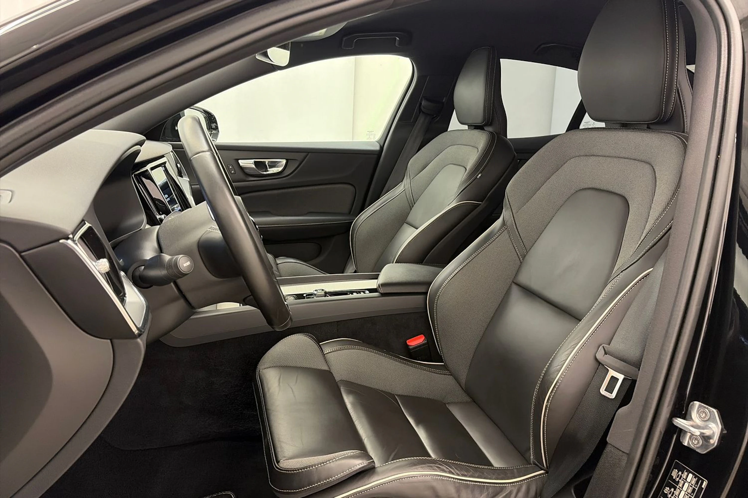 musta Volvo S60 2021 kuva 13.