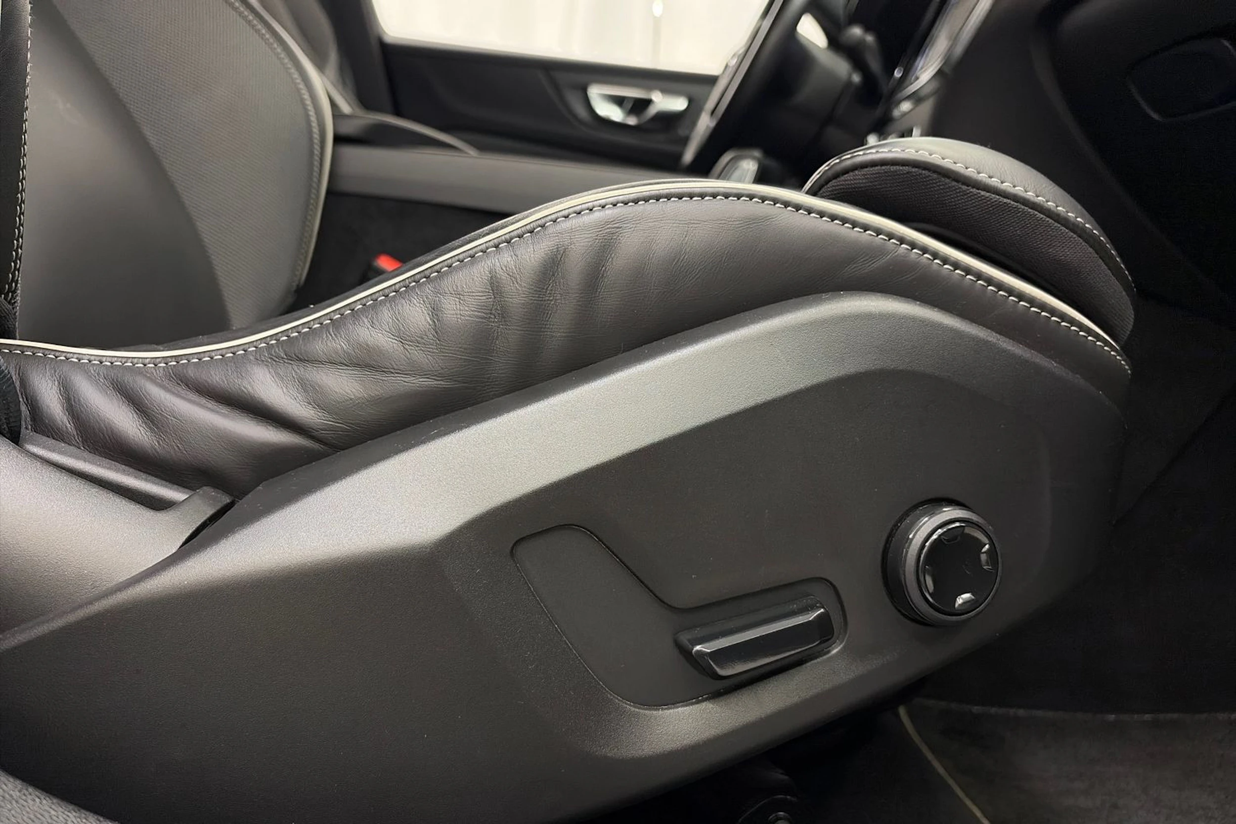 musta Volvo S60 2021 kuva 16.