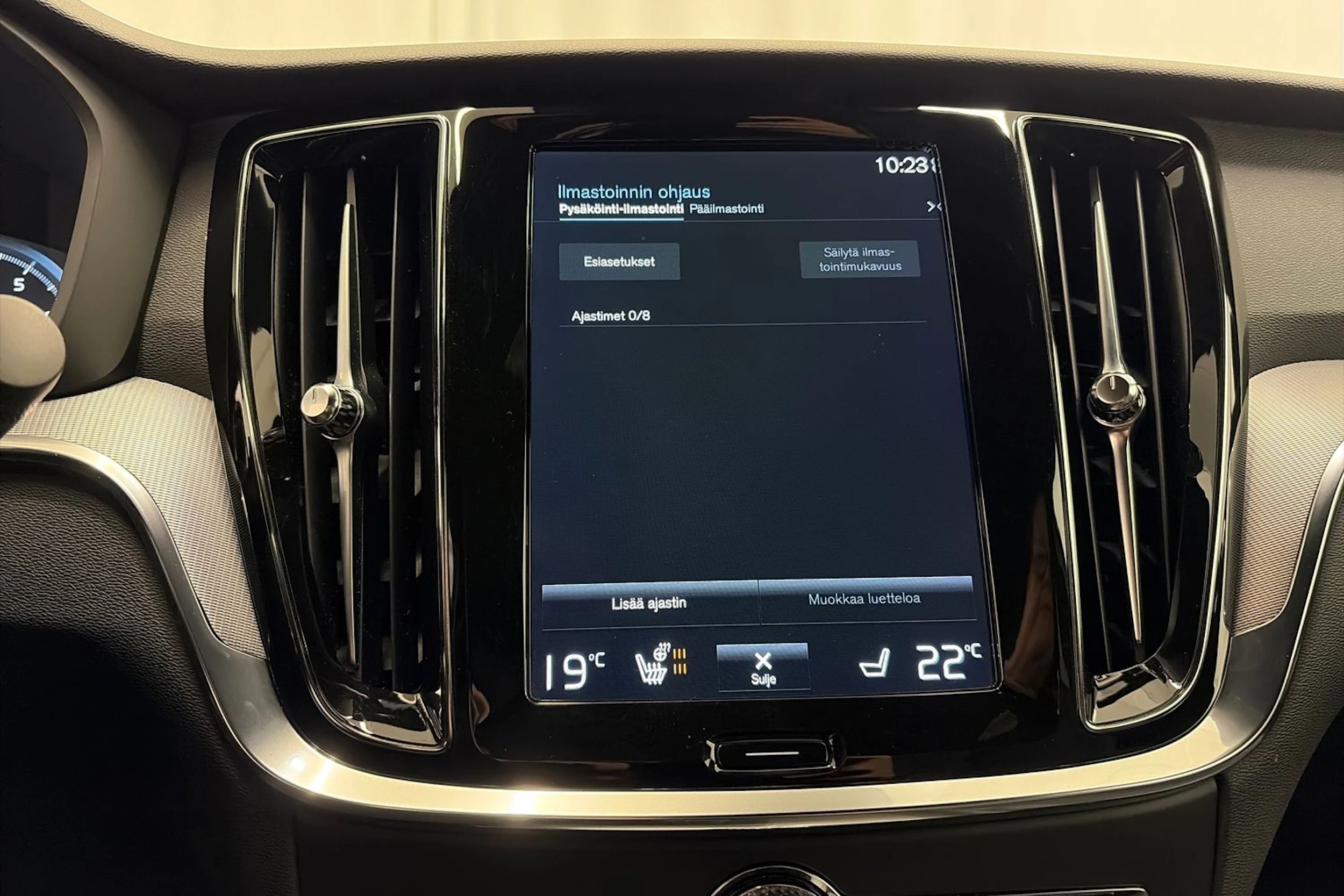 musta Volvo S60 2021 kuva 27.