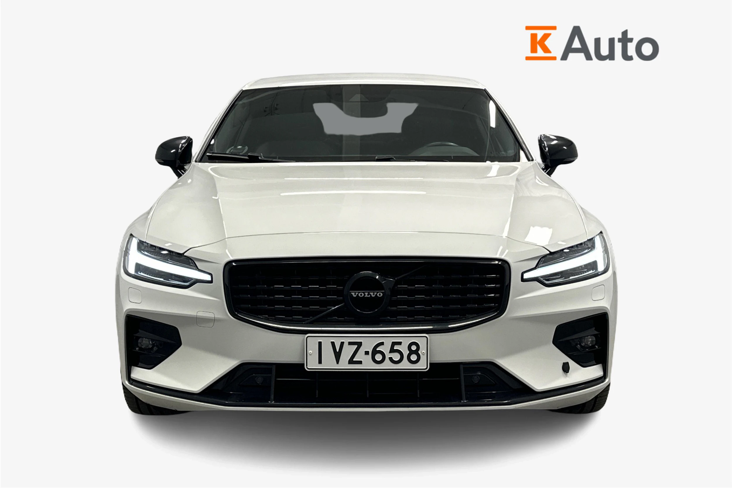 Valkoinen Volvo S60 2021 kuva 4.
