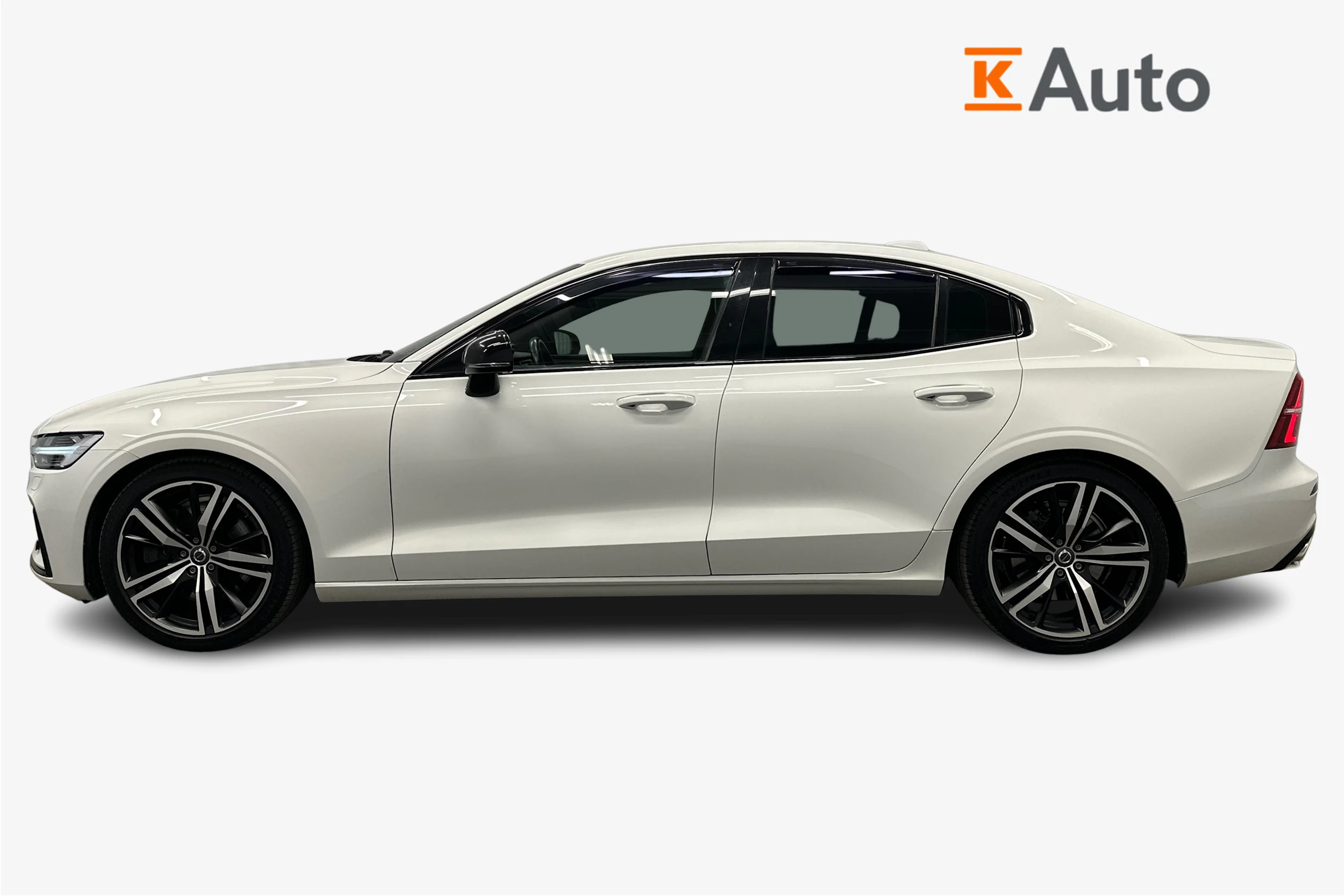 Valkoinen Volvo S60 2021 kuva 5.