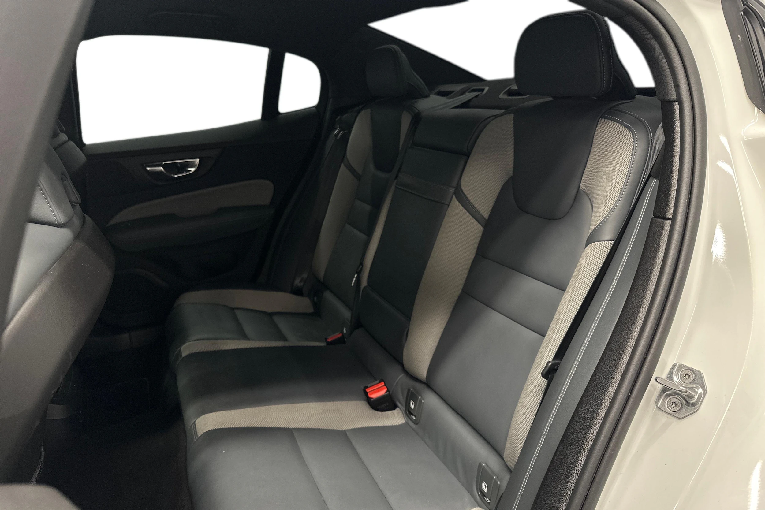 Valkoinen Volvo S60 2021 kuva 8.