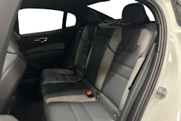 Valkoinen Volvo S60 2021 kuva 8.