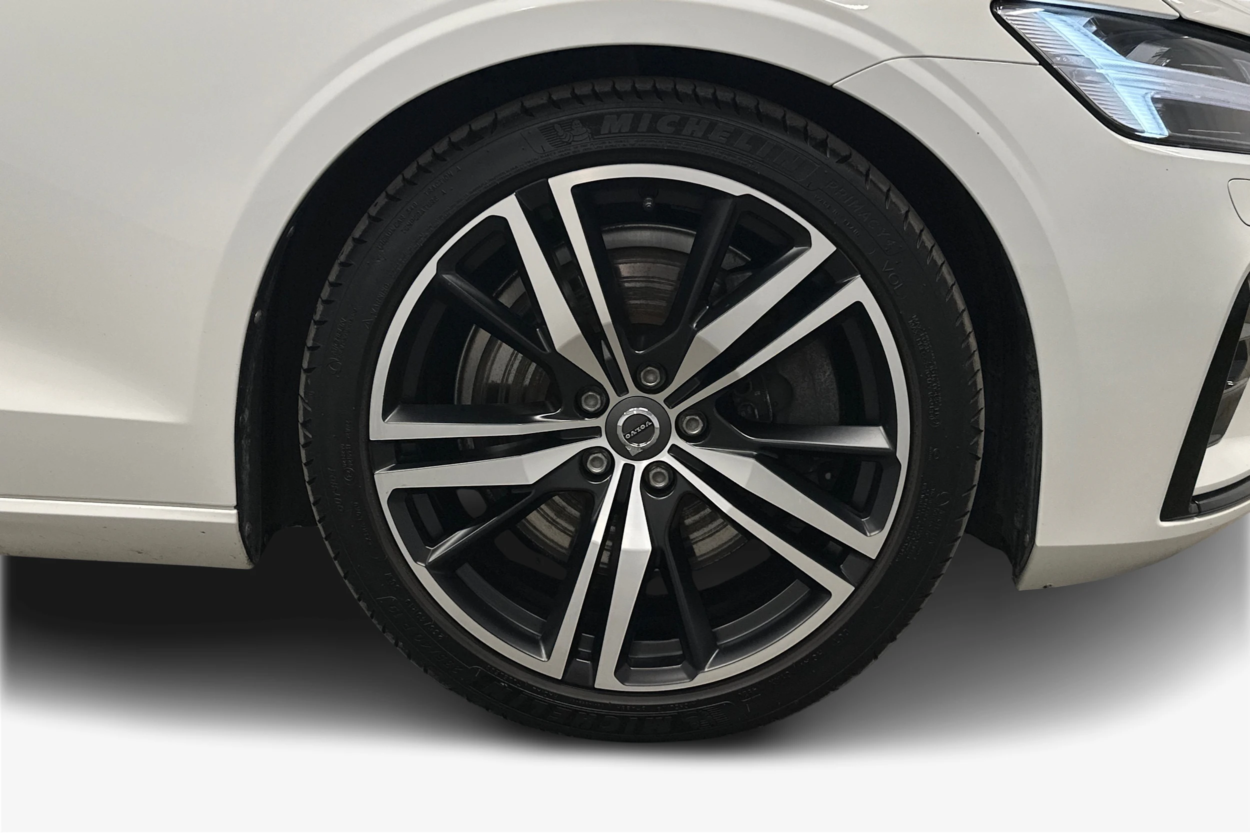 Valkoinen Volvo S60 2021 kuva 9.