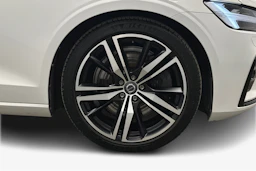 Valkoinen Volvo S60 2021 kuva 9.