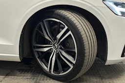 Valkoinen Volvo S60 2021 kuva 10.