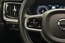 Valkoinen Volvo S60 2021 kuva 11.