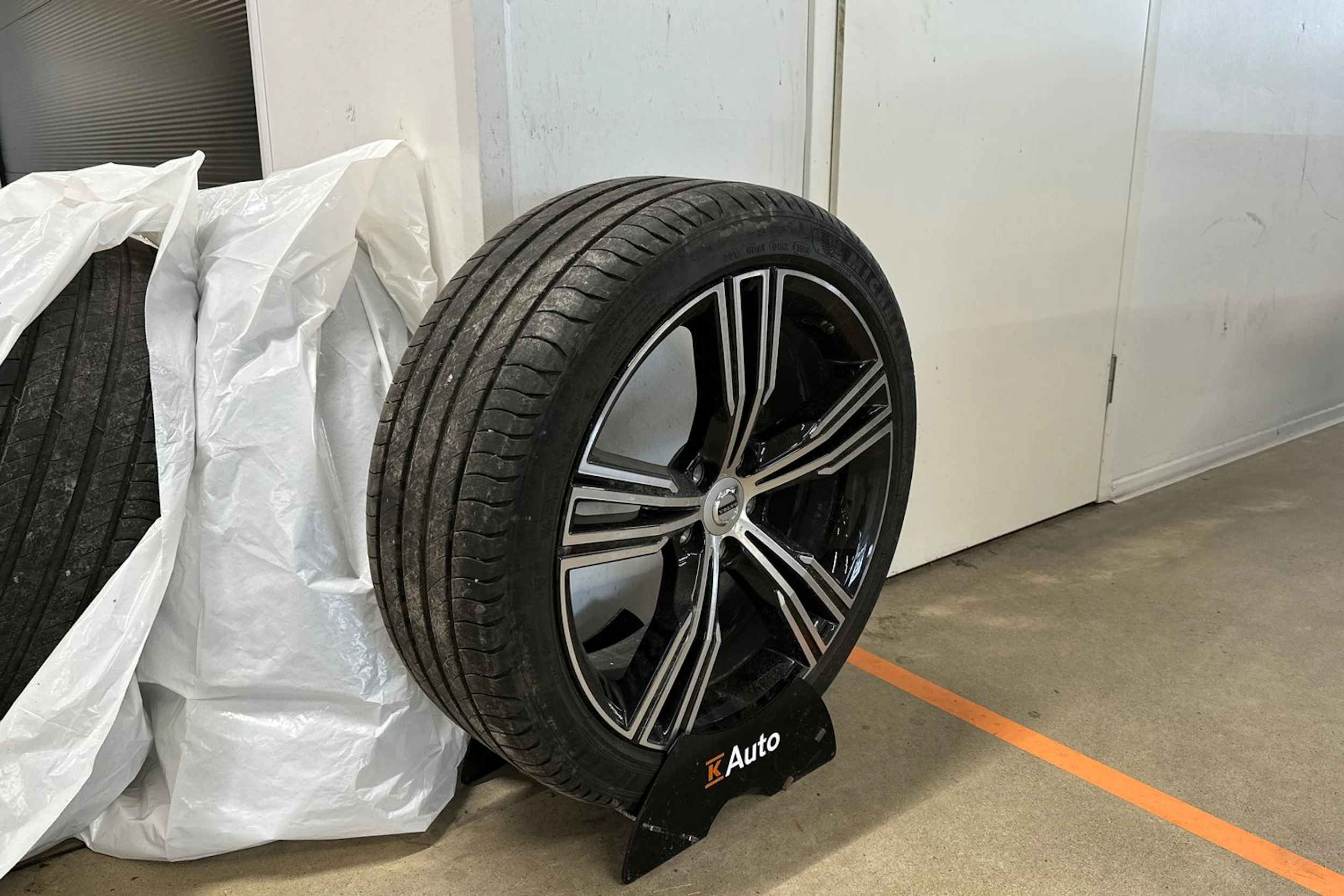 musta Volvo S60 2021 kuva 10.