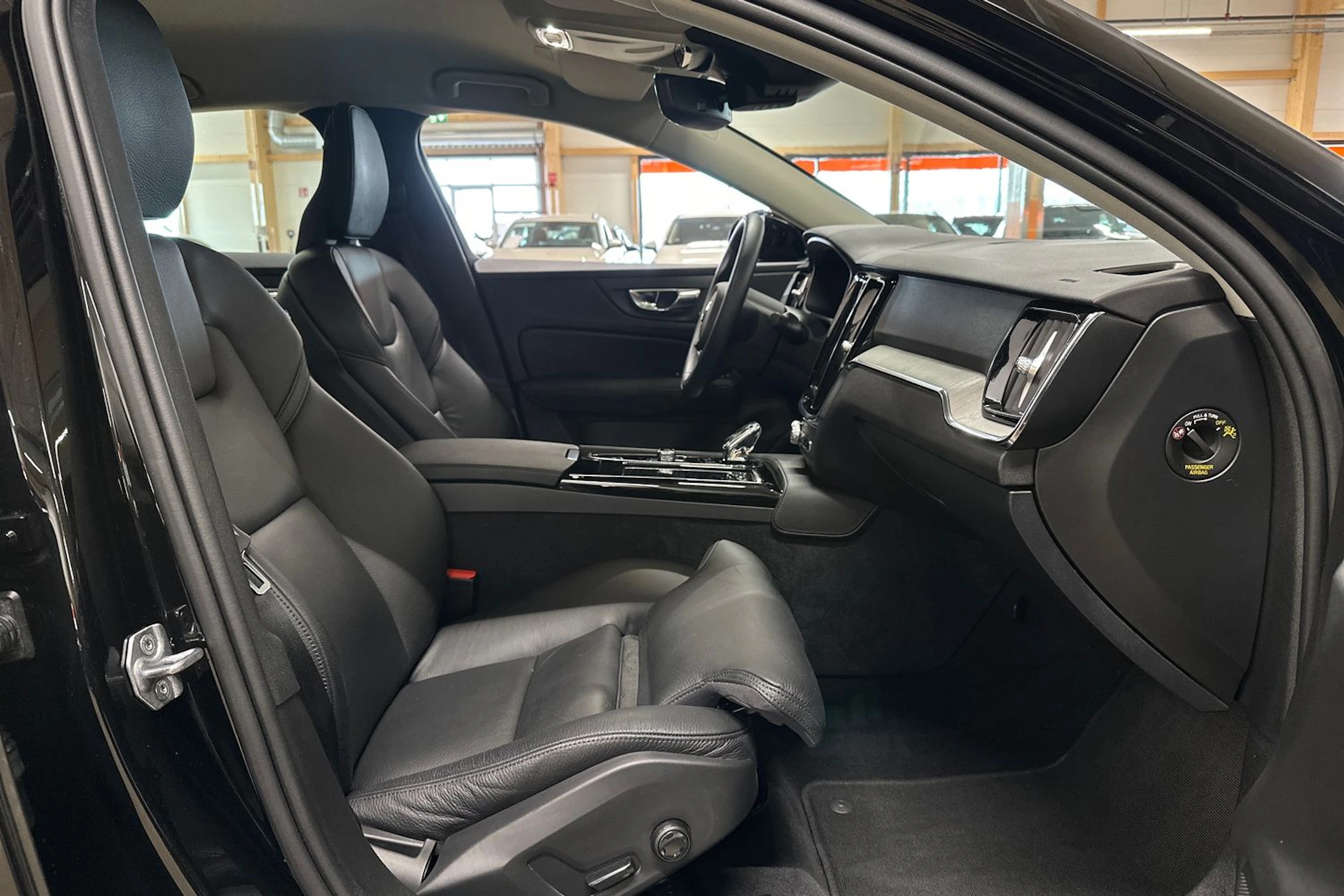 musta Volvo S60 2021 kuva 11.