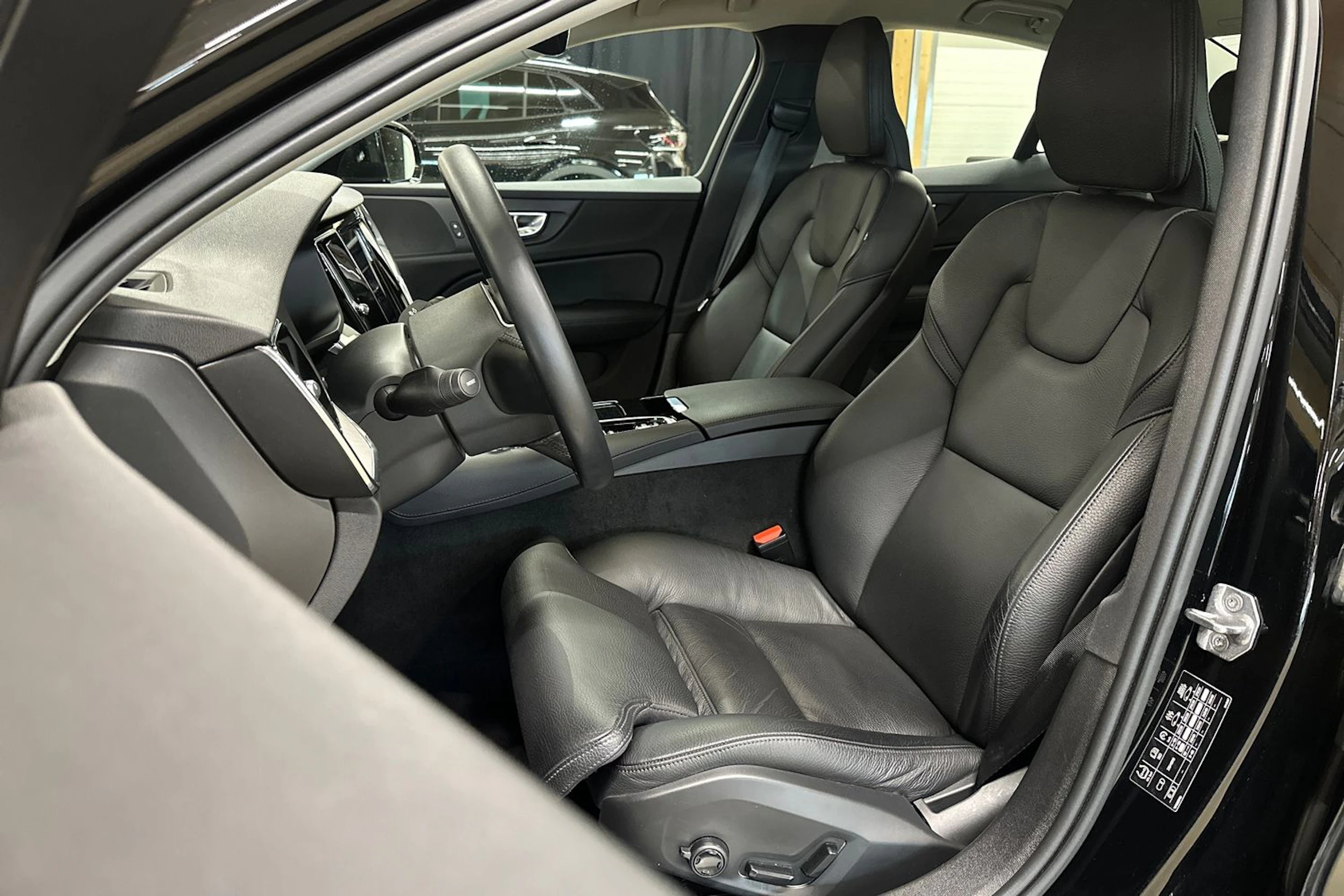 musta Volvo S60 2021 kuva 13.