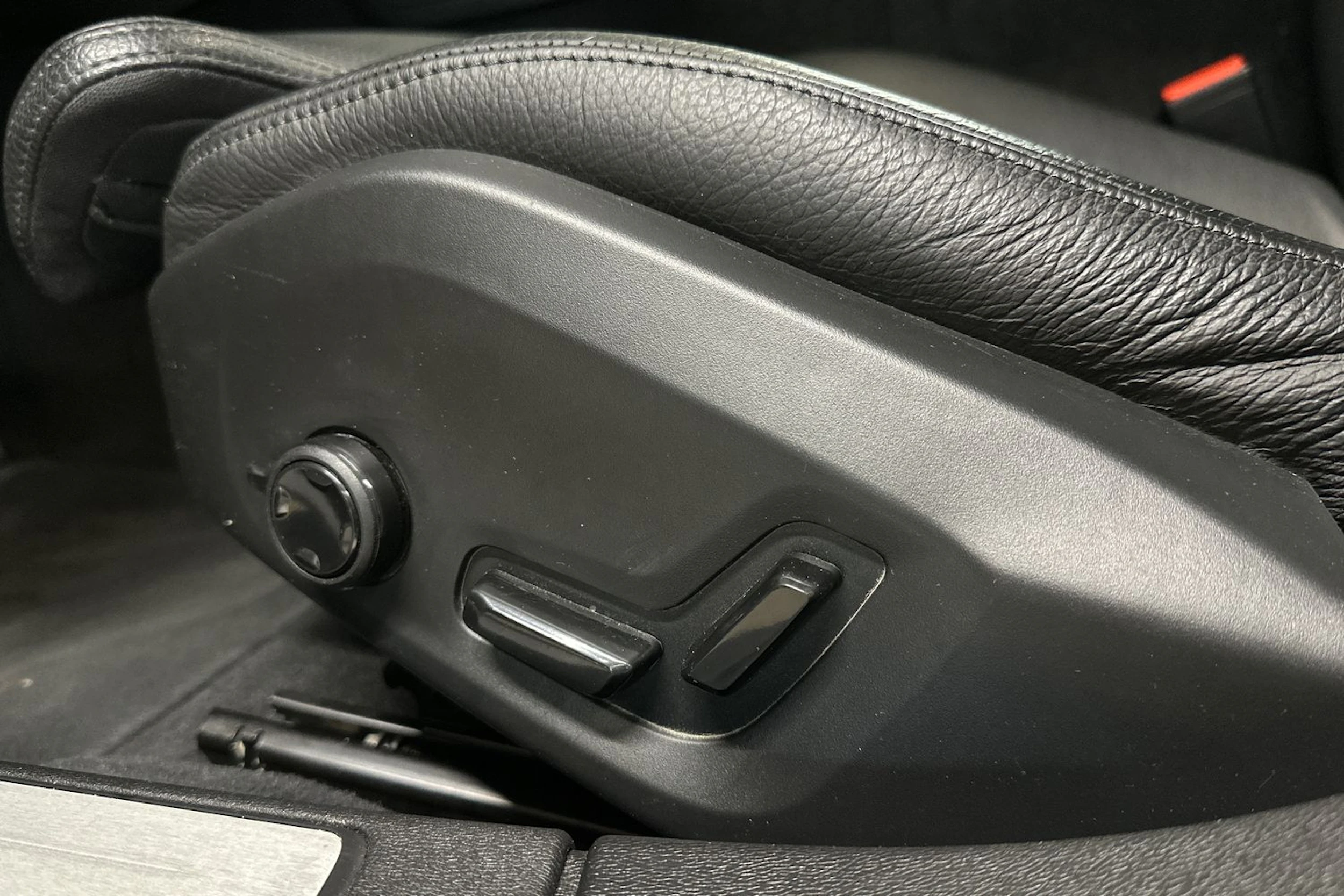 musta Volvo S60 2021 kuva 14.