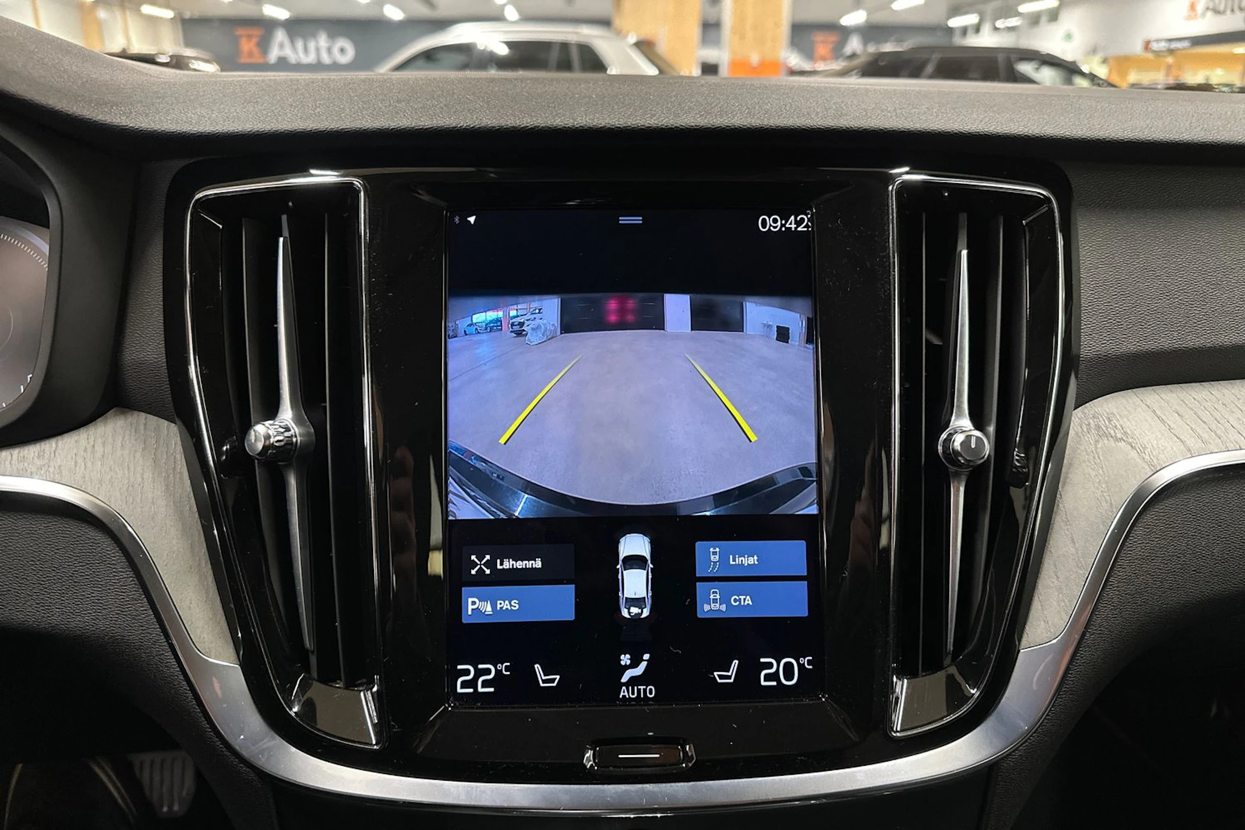 musta Volvo S60 2021 kuva 15.