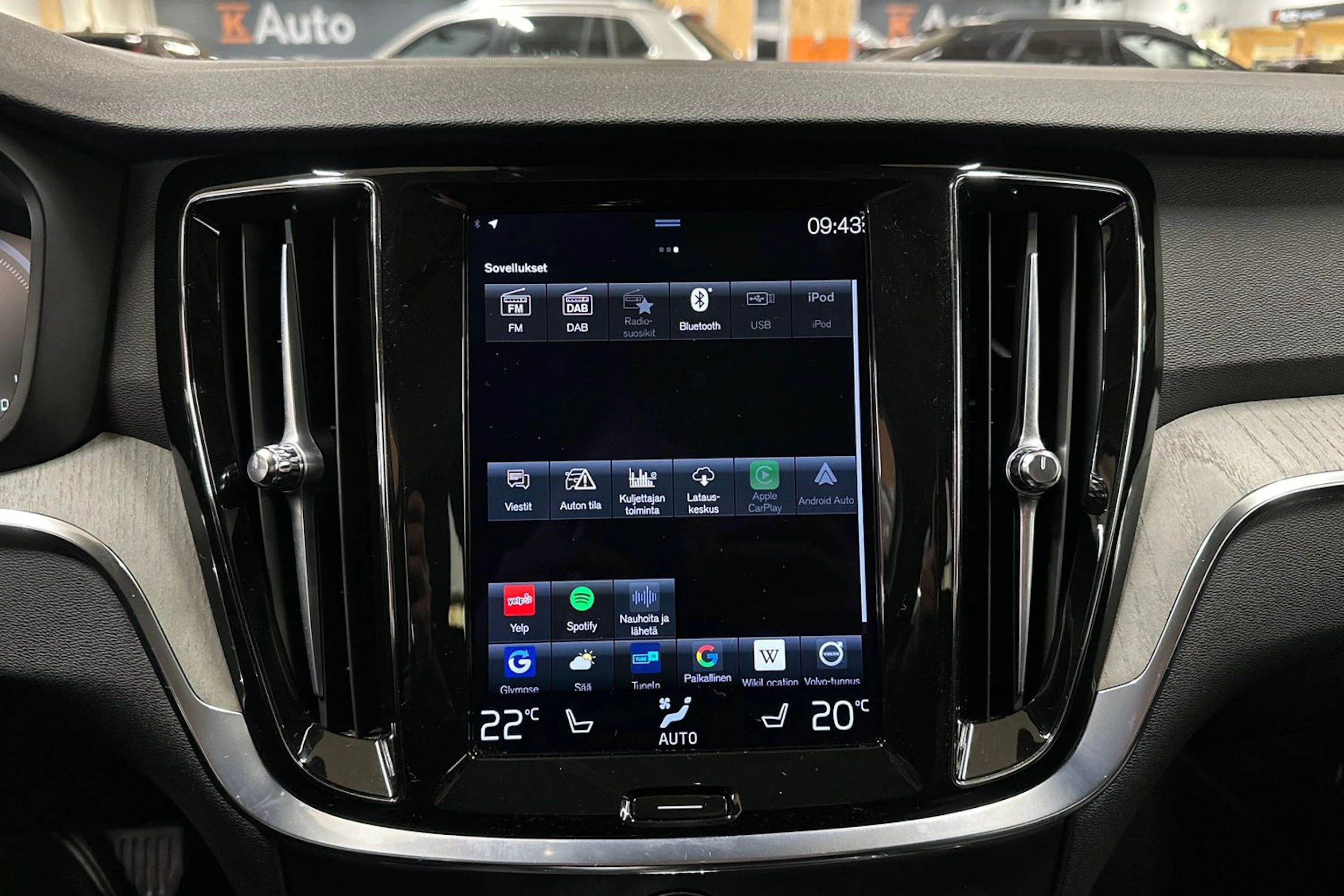 musta Volvo S60 2021 kuva 16.