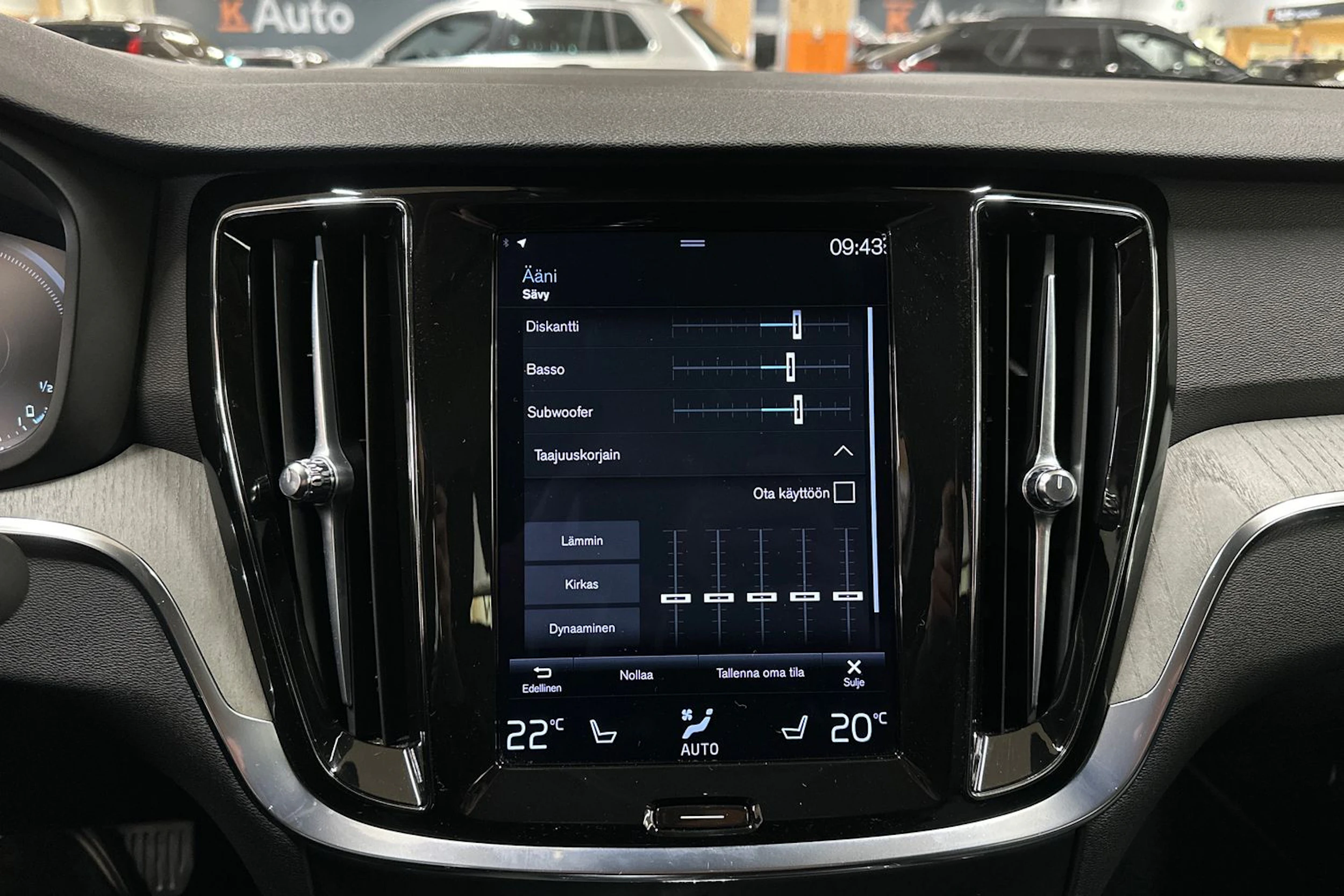 musta Volvo S60 2021 kuva 17.