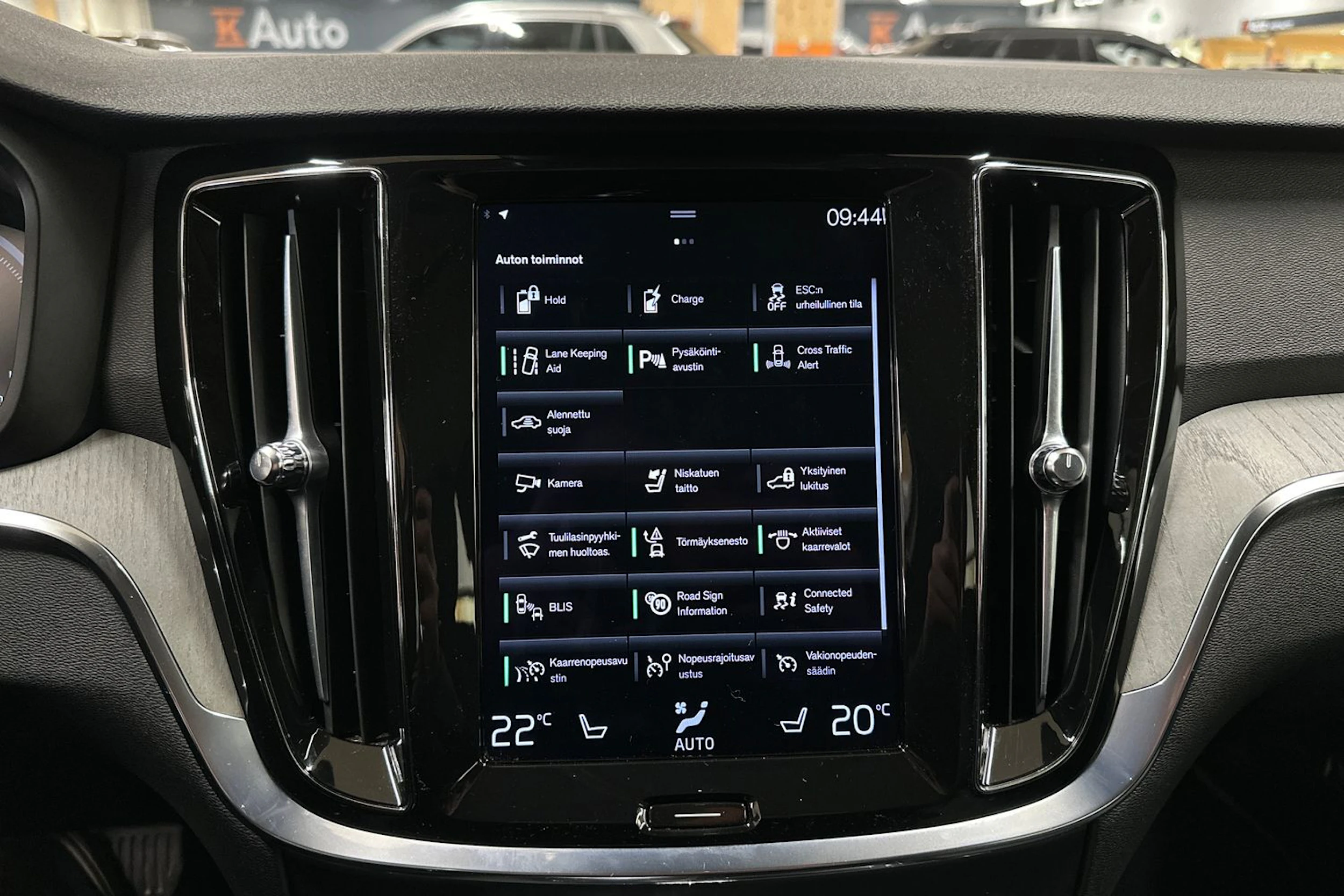 musta Volvo S60 2021 kuva 19.