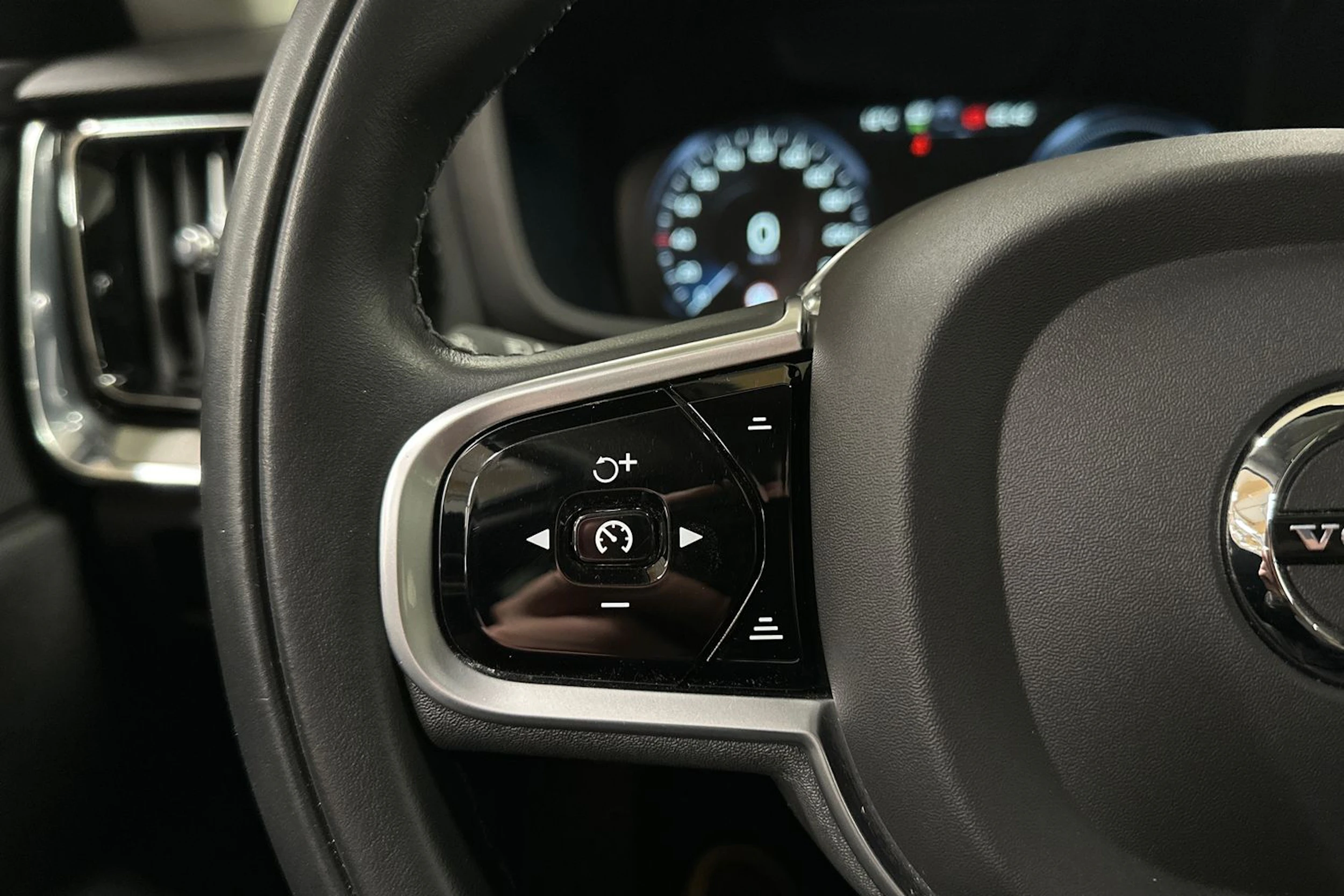 musta Volvo S60 2021 kuva 26.