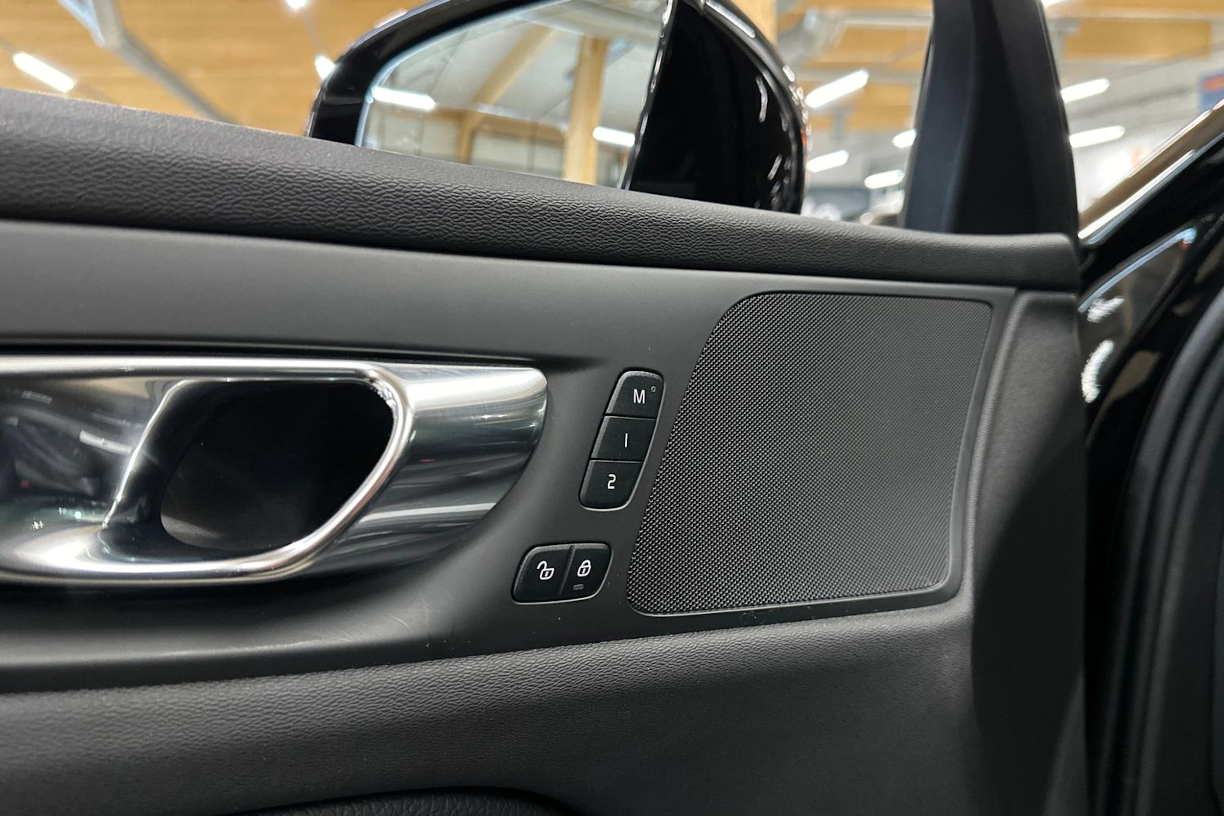 musta Volvo S60 2021 kuva 28.